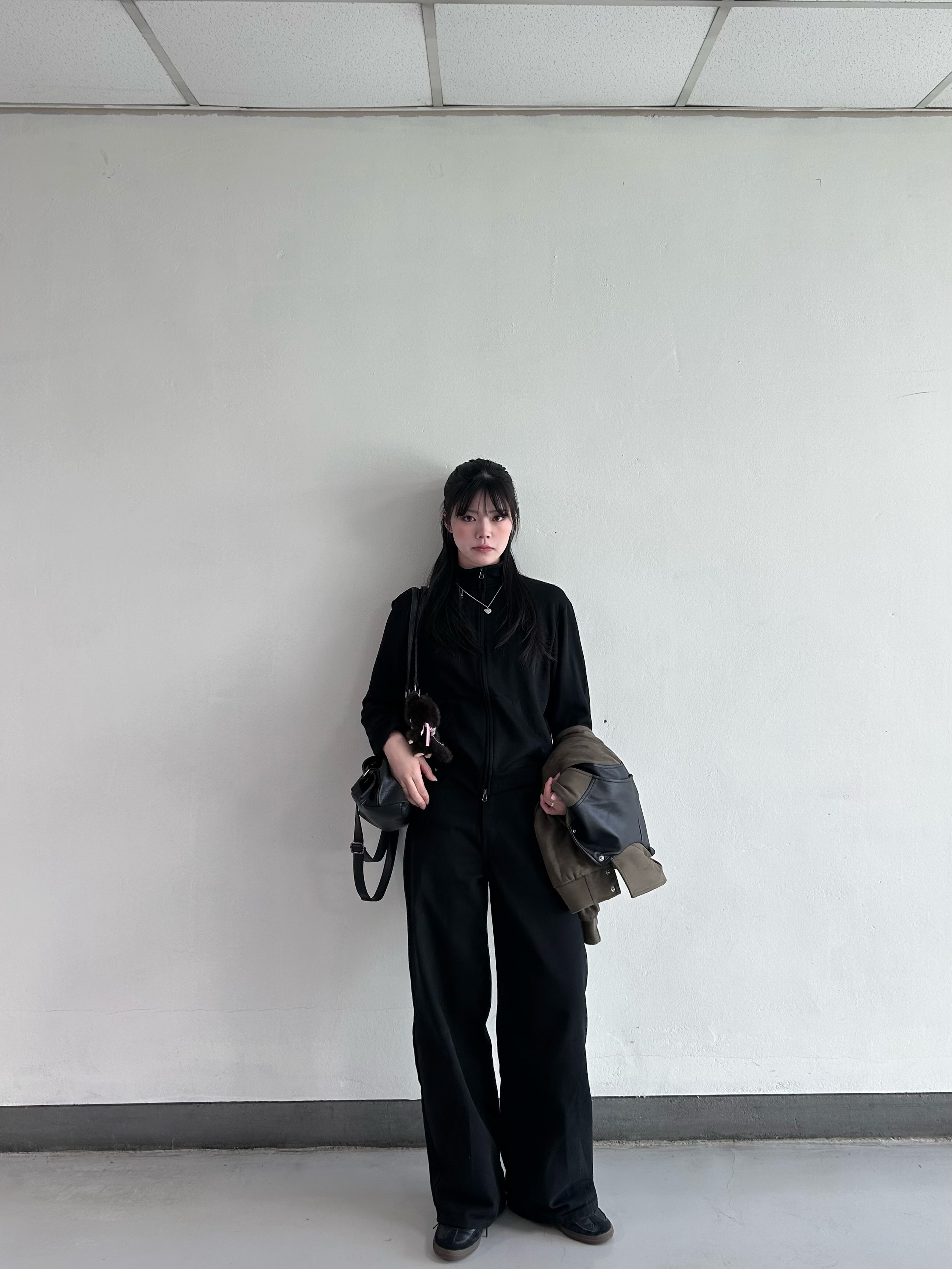 SLOW RECORD HOUSE Track Zip-Up Cardigan Black 착용 스타일 - 3