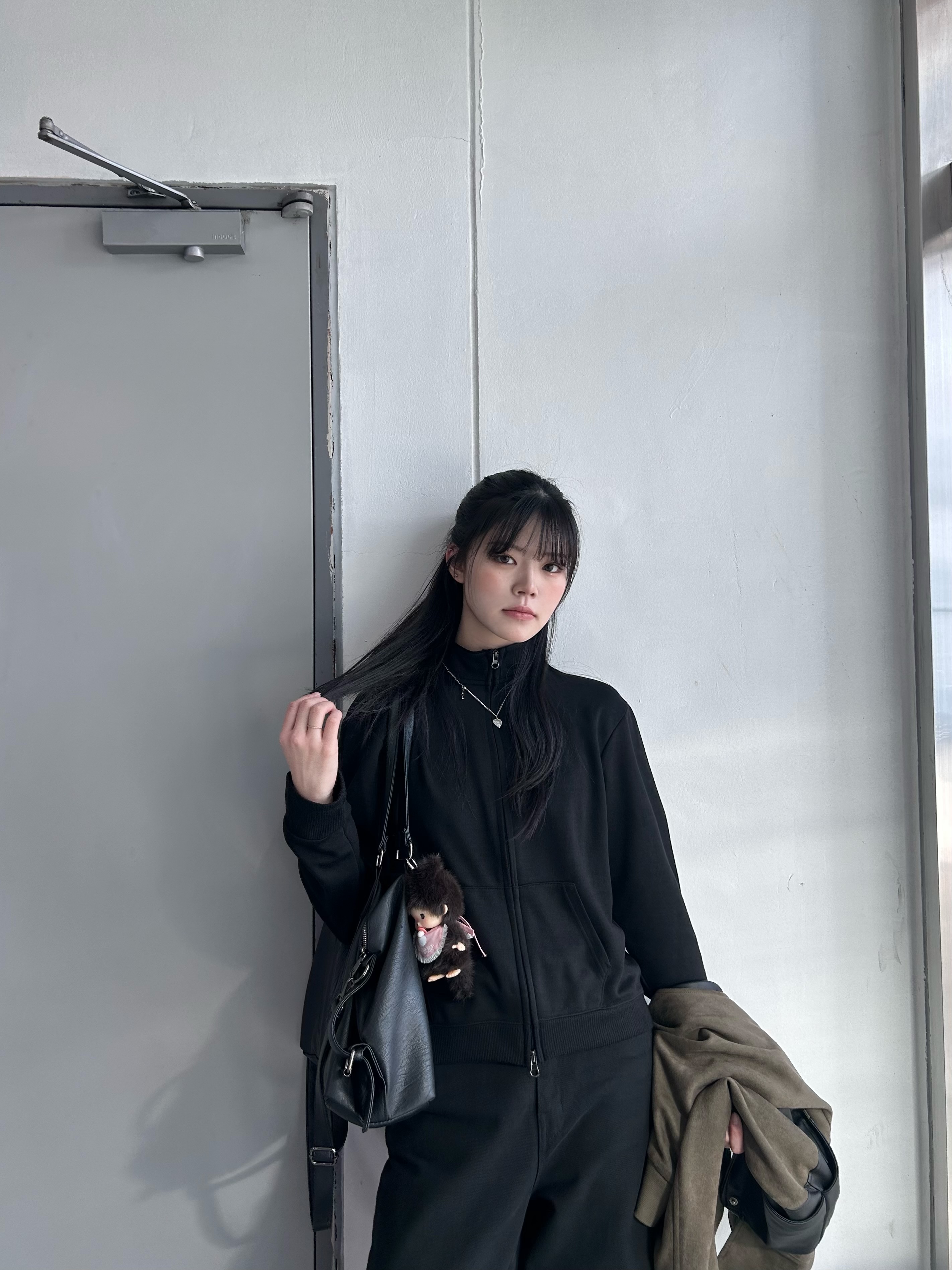 SLOW RECORD HOUSE Track Zip-Up Cardigan Black 착용 스타일 - 2
