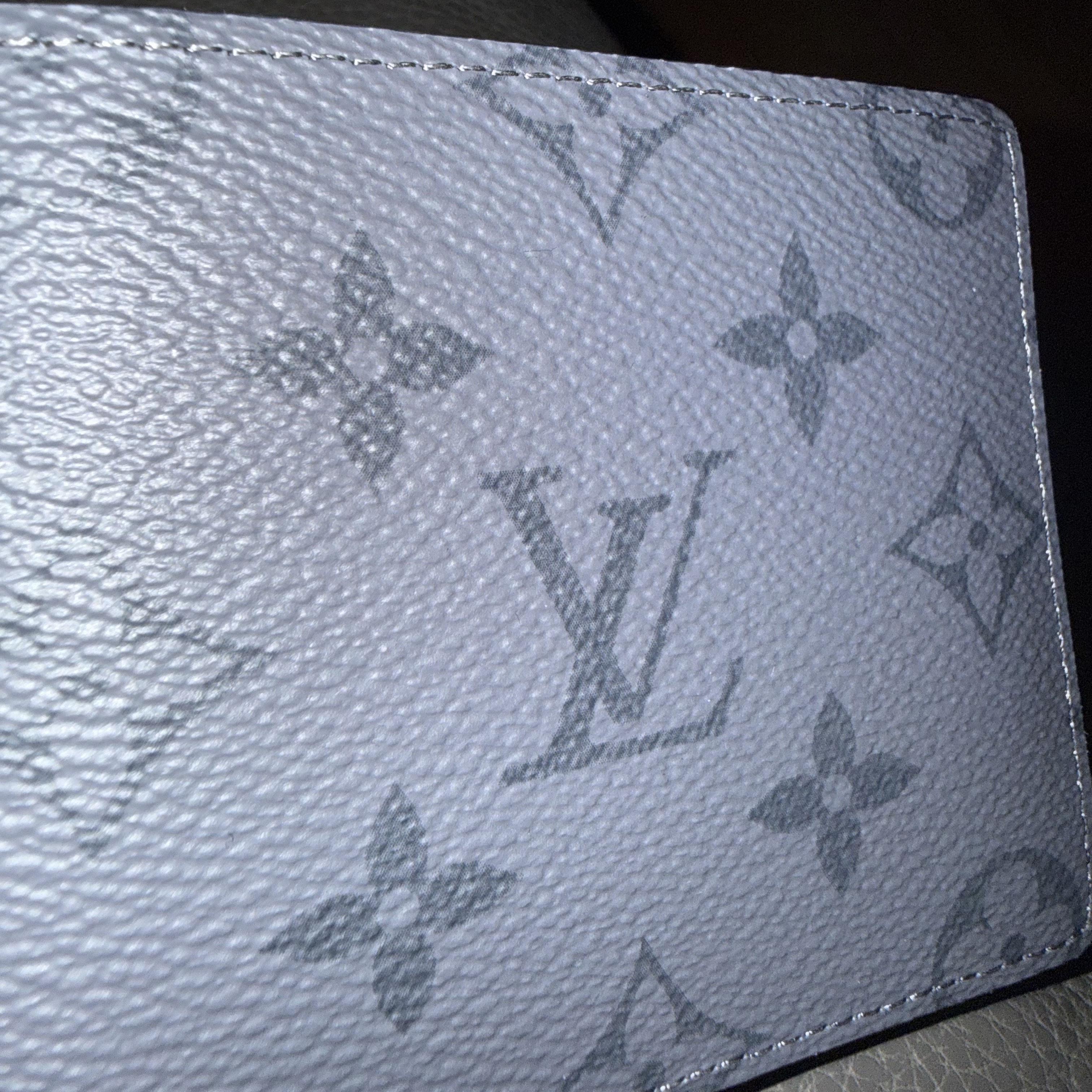 Louis Vuitton Slender Wallet Monogram Eclipse 착용 스타일