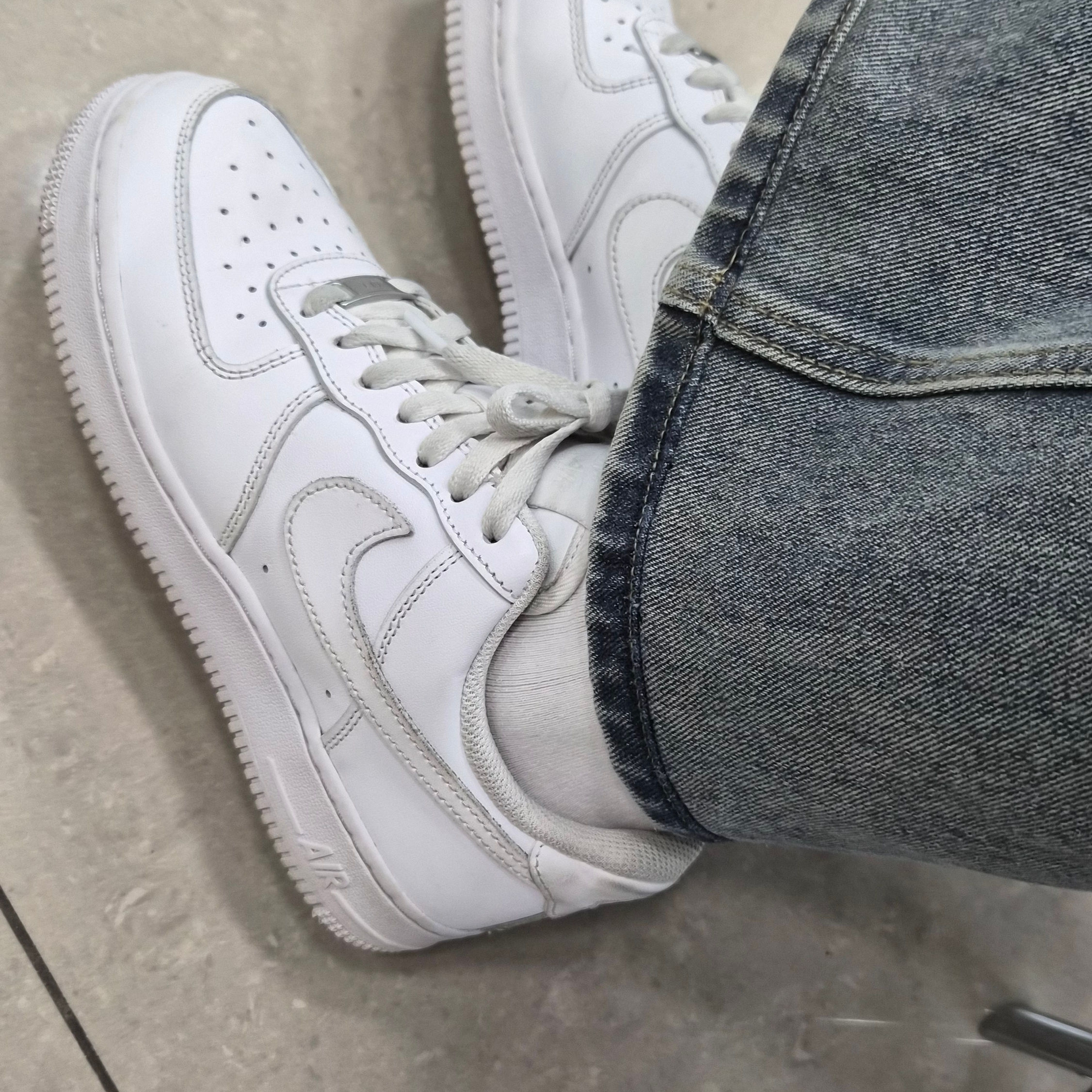 Nike Air Force 1 '07 Low White, Pop Mart Labubu The Monsters Pin For Love Series Vinyl Plush Pendant (A-M) H (Opened Case) 착용 스타일 - 2