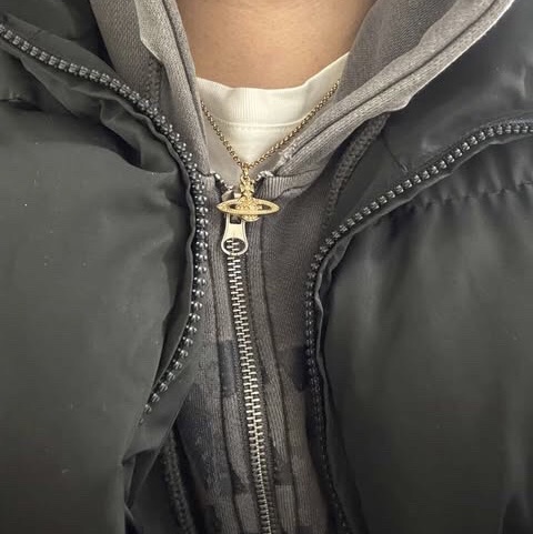 Vivienne Westwood Mini Bas Relief Pendant Gold 착용 스타일