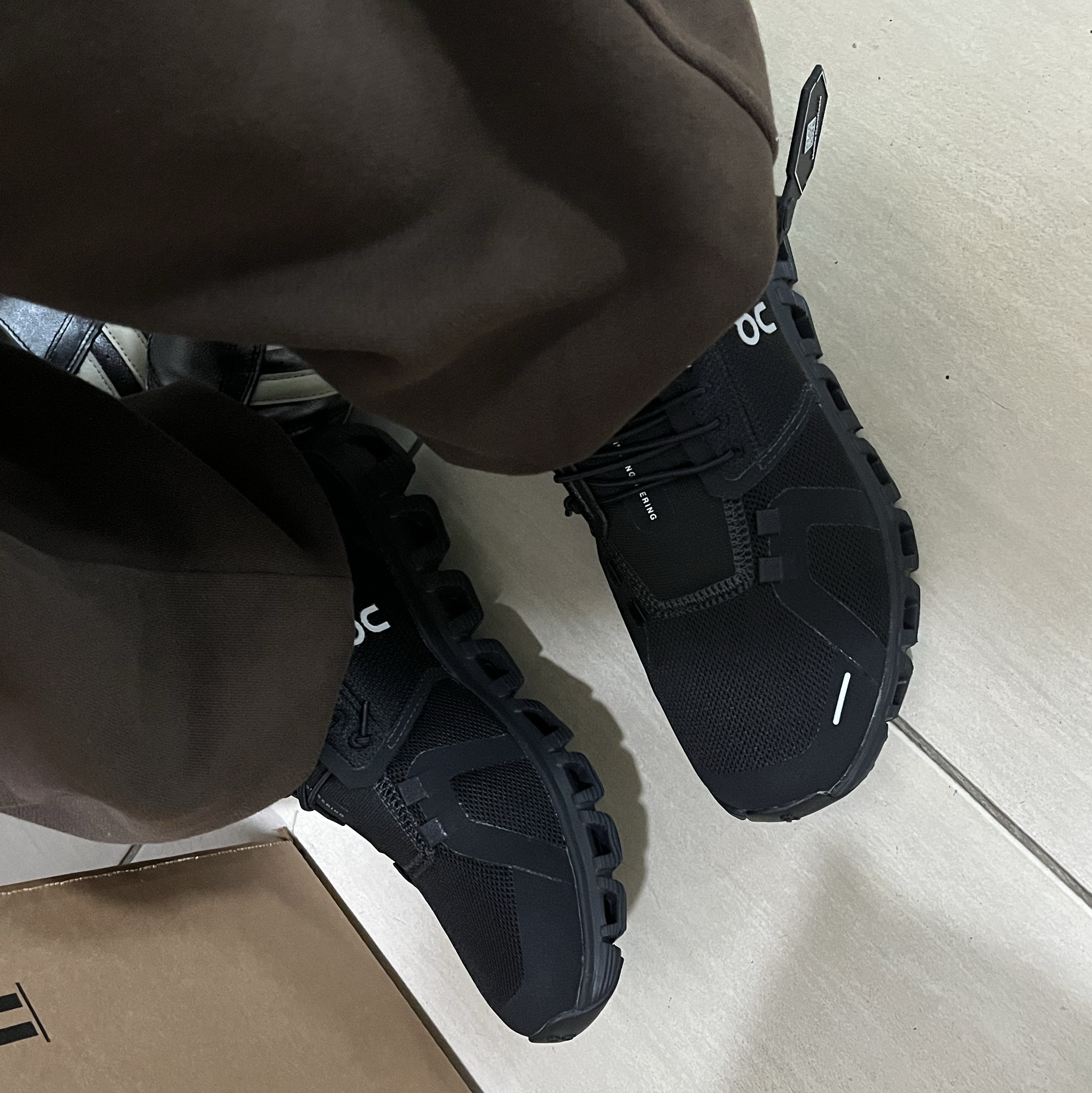 (W) On Running Cloud 6 Black 착용 스타일