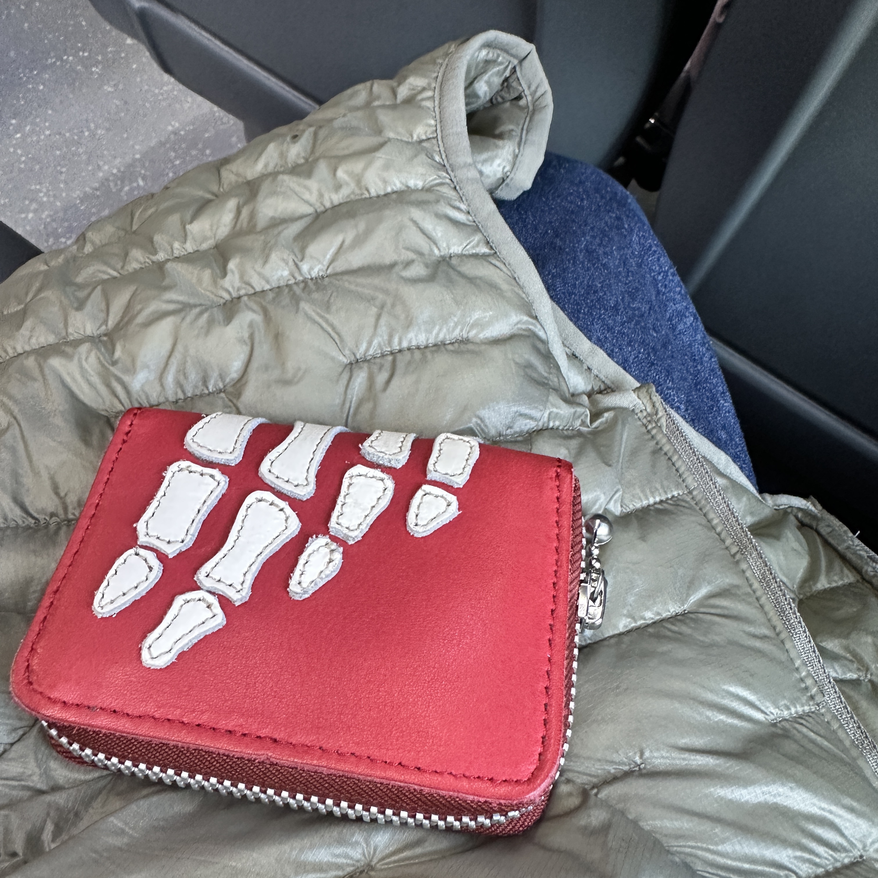Kapital Thumbs Up Bone Hand Zip Mini Wallet Red 착용 스타일