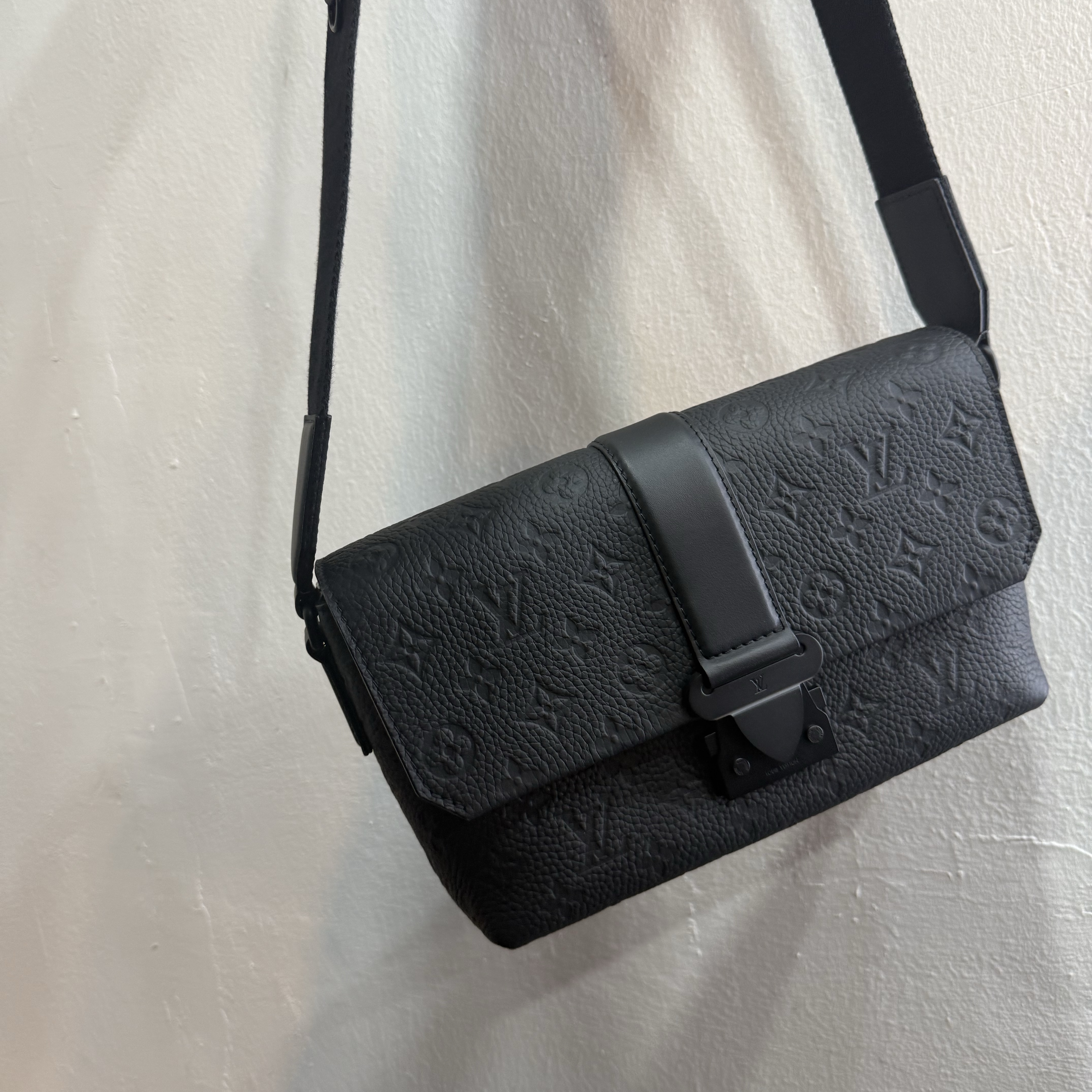 Louis Vuitton S-Cape Massenger Taurillon Monogram Black 착용 스타일