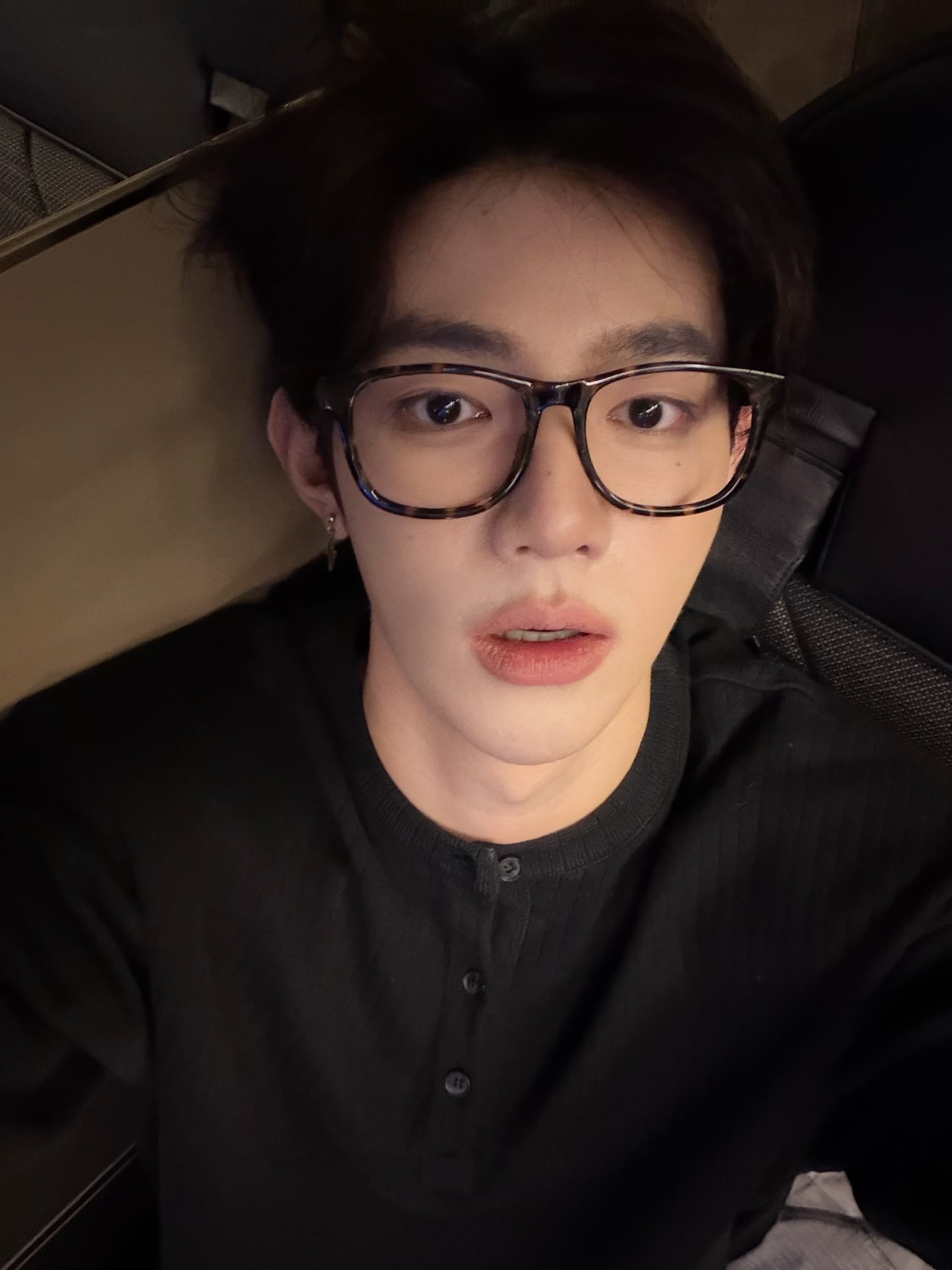 Nonnod Finger Hole Henry Neck T-Shirt Black, Nonnod Finger Hole Henry Neck T-Shirt Grey 착용 스타일 - 2