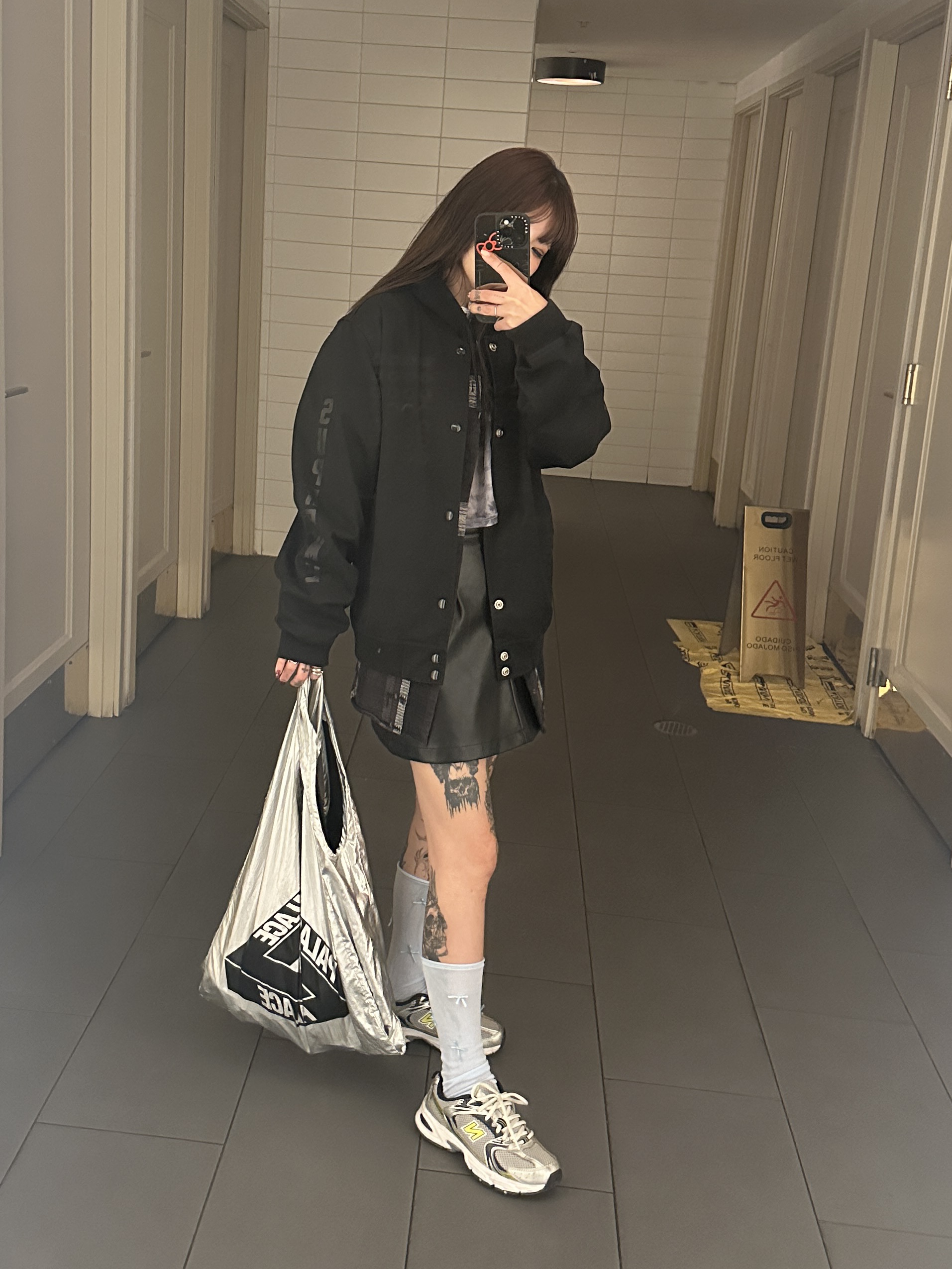 Palace Palace Shop Reusable Bag Silver - 22FW, New Balance 530 Silver 착용 스타일