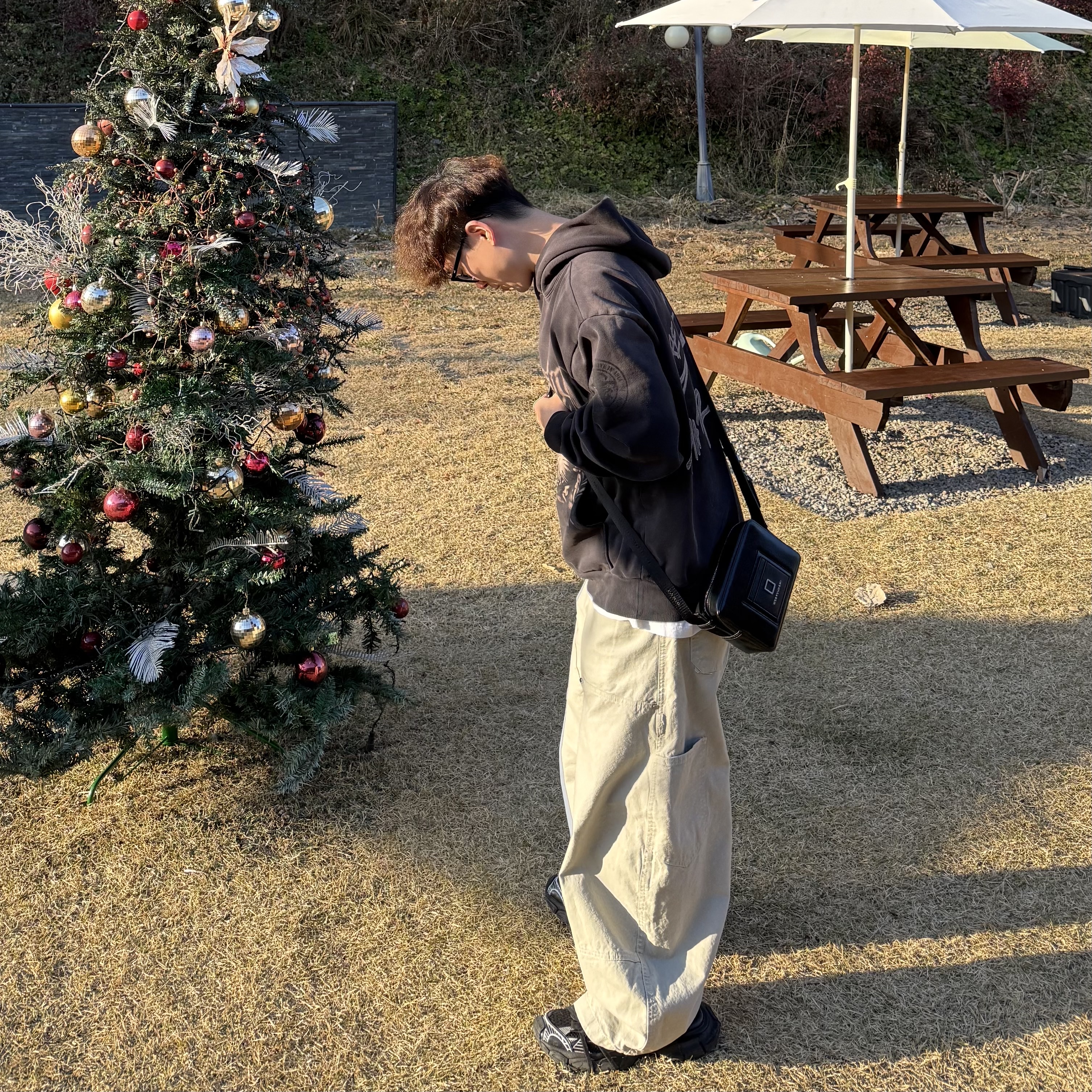 Travis Scott Circus Maximus Stadium Tour 25 Spray Hoodie Black, Wooyoungmi Square Mini Bag Black 착용 스타일 - 3