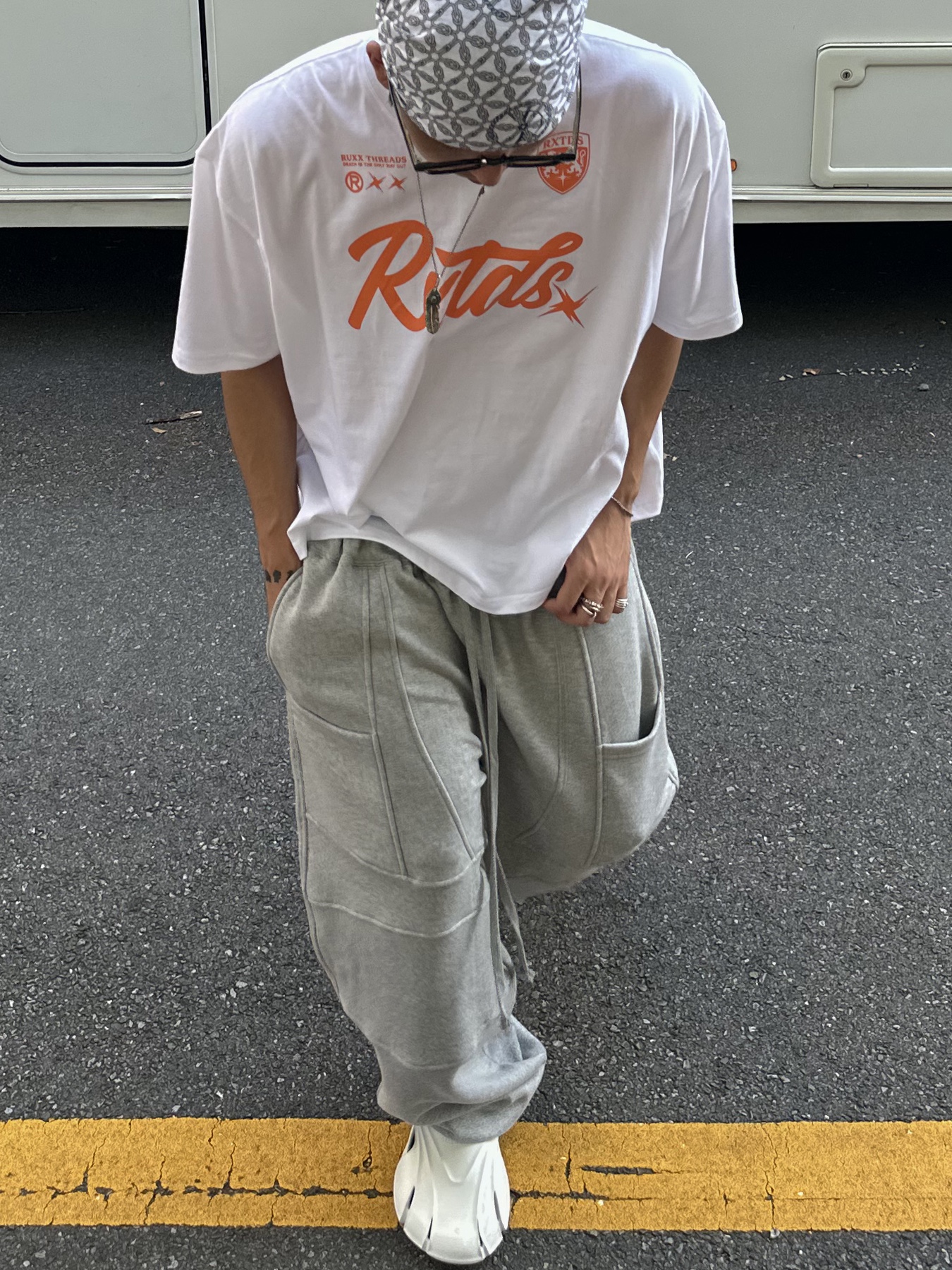 Balenciaga Rubber Mold Closed Beige, Wapworks Biker Sweat Pants Grey 착용 스타일 - 1