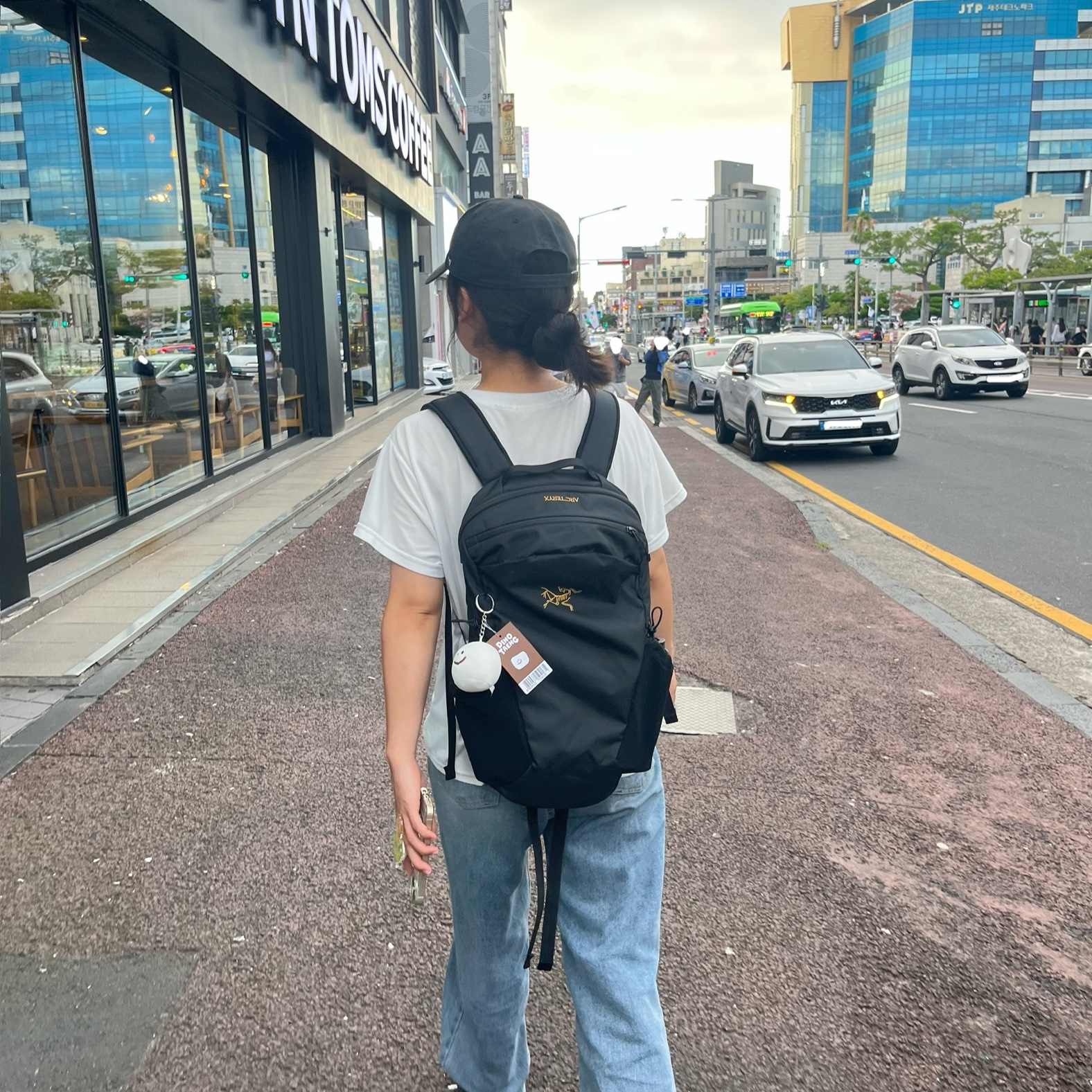 Arc'teryx Mantis 16 Backpack Black 착용 스타일 - 2