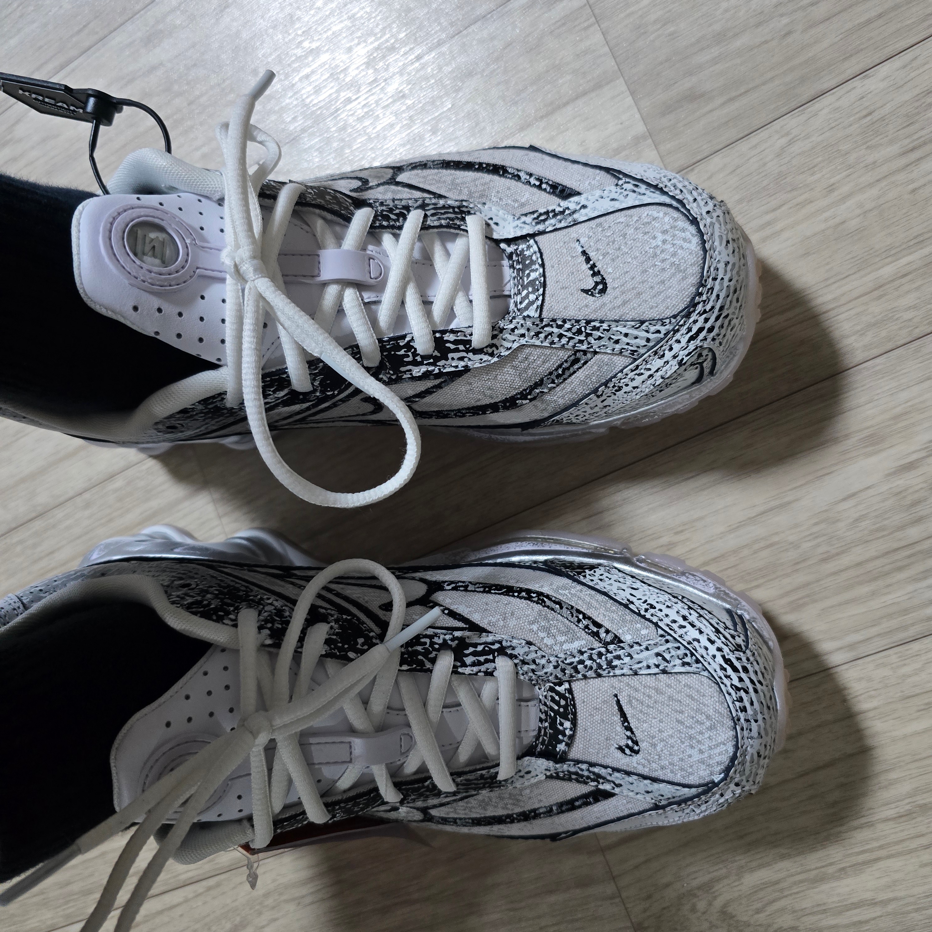 Nike Shox Ride 2 Metallic Platinum 착용 스타일 - 2