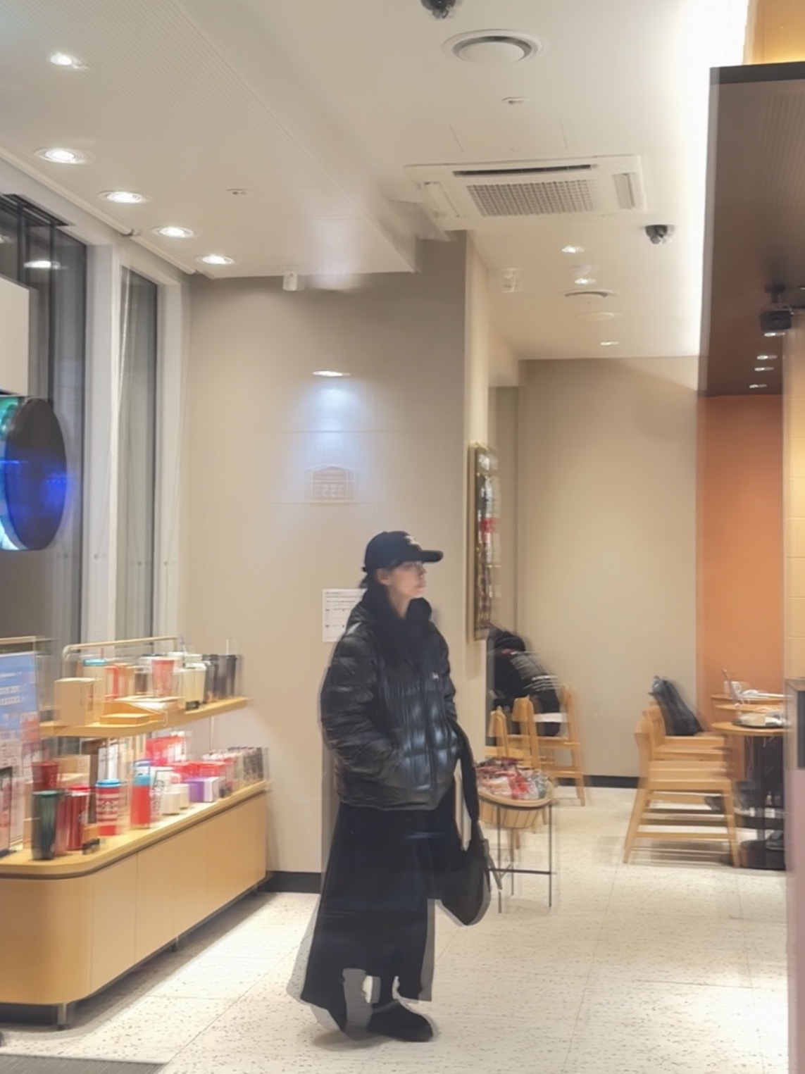 Stussy Midweight Hooded Puffer Black, (W) UGG Tazz Slipper Black 착용 스타일 - 3