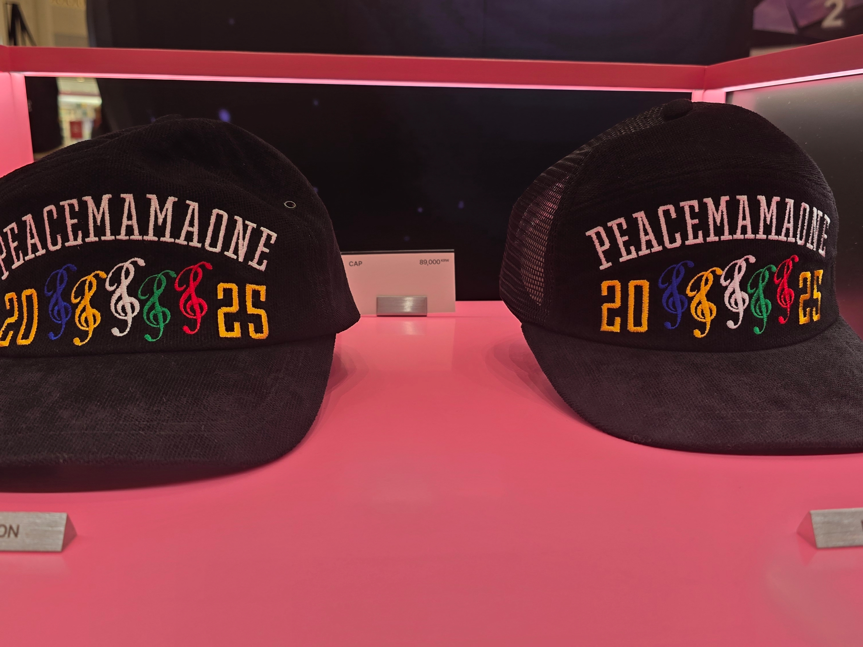 Peaceminusone x 2025 MAMA Awards Peacemamaone Cap Mesh, Peaceminusone x 2025 MAMA Awards Peacemamaone Cap Cotton 착용 스타일 - 1