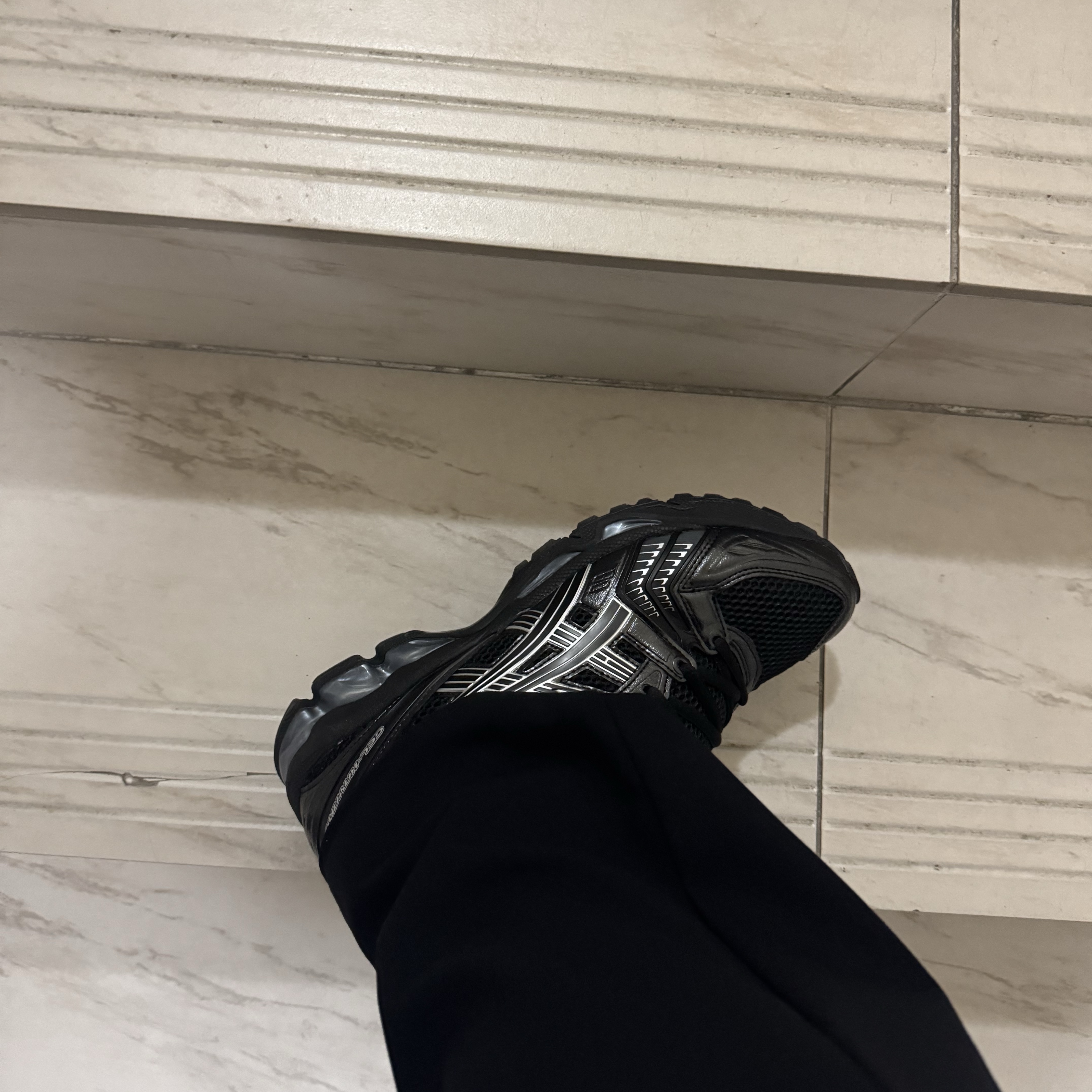 Asics Gel-Kayano 14 Black Pure Silver 착용 스타일