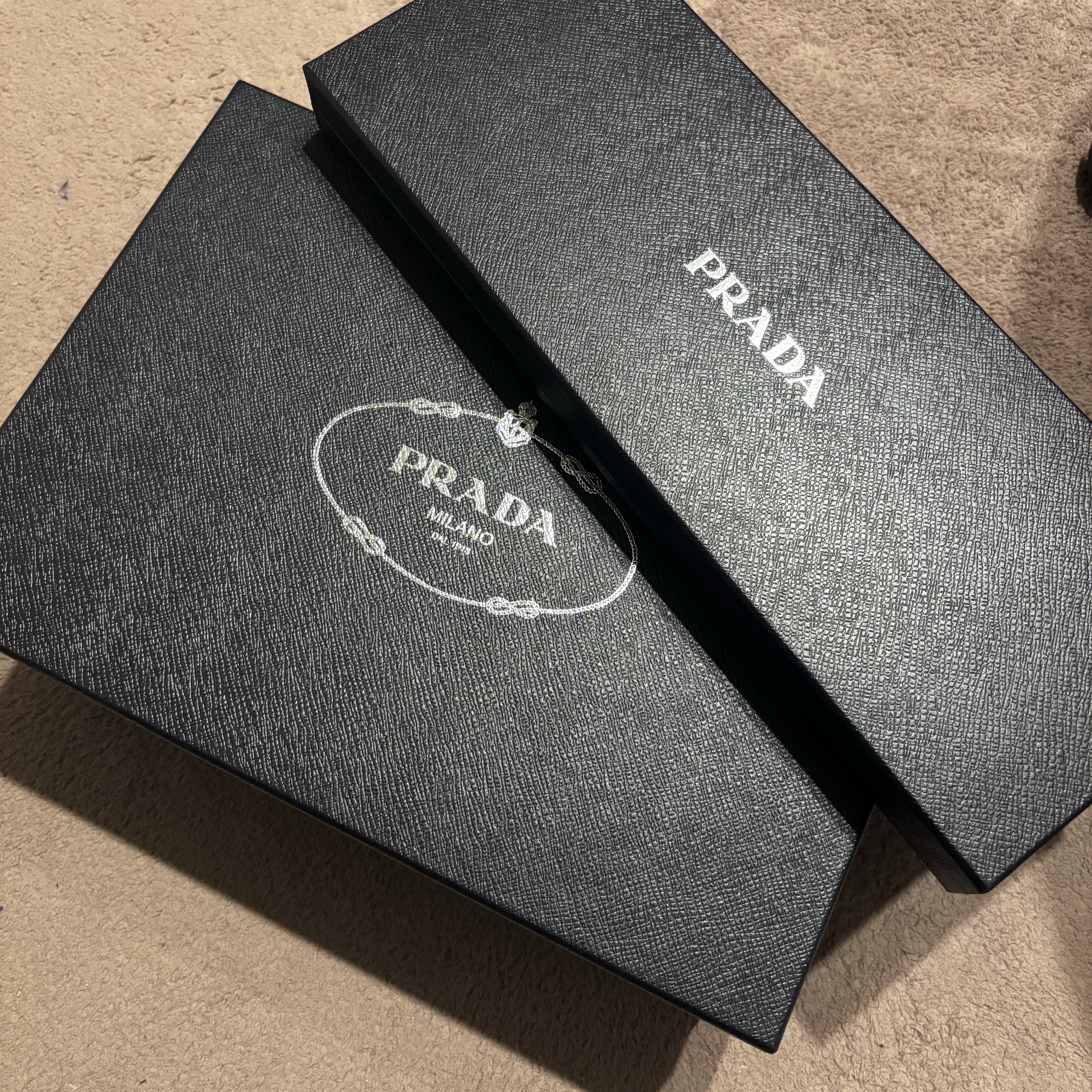 Prada Re-Nylon Gabardine Tie Black, Prada Chocolate Brushed Leather Loafers Black 착용 스타일 - 1