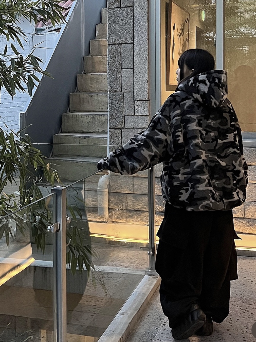 Crocs Overpuff Shorty Black 착용 스타일 - 4