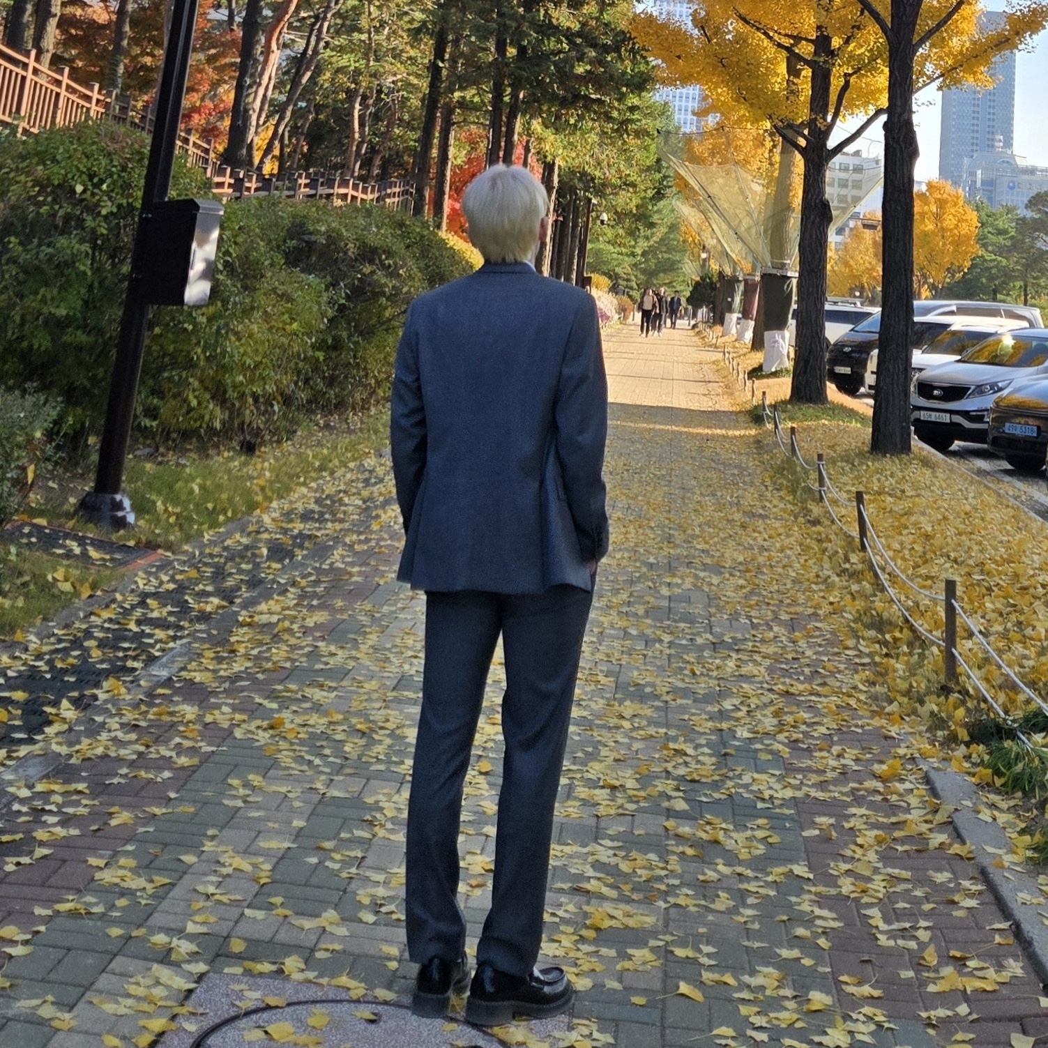 Prada Re-Nylon Gabardine Tie Black, Prada Chocolate Brushed Leather Loafers Black 착용 스타일 - 4