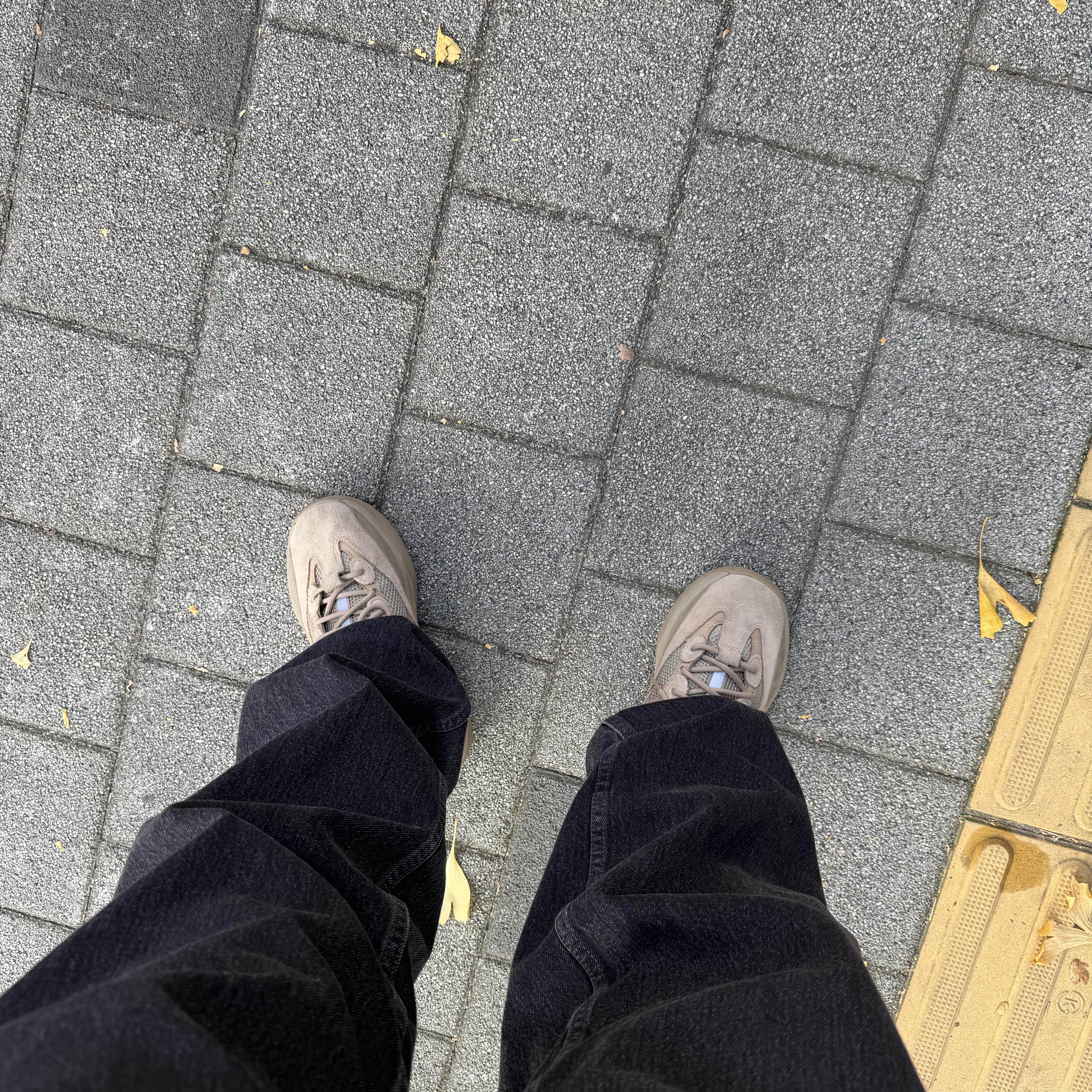 Adidas Yeezy Desert Boot Rock 착용 스타일