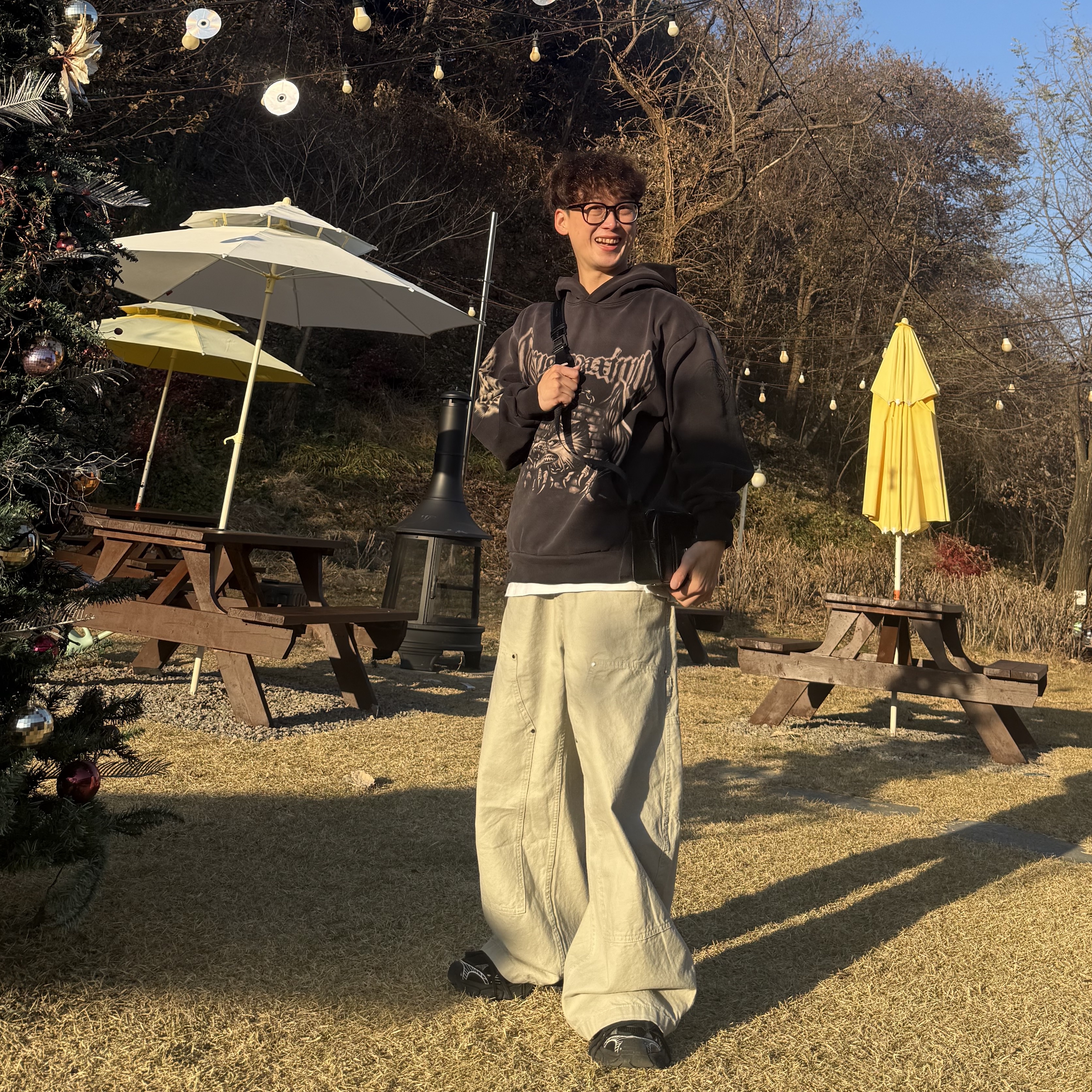 Travis Scott Circus Maximus Stadium Tour 25 Spray Hoodie Black, Wooyoungmi Square Mini Bag Black 착용 스타일 - 1