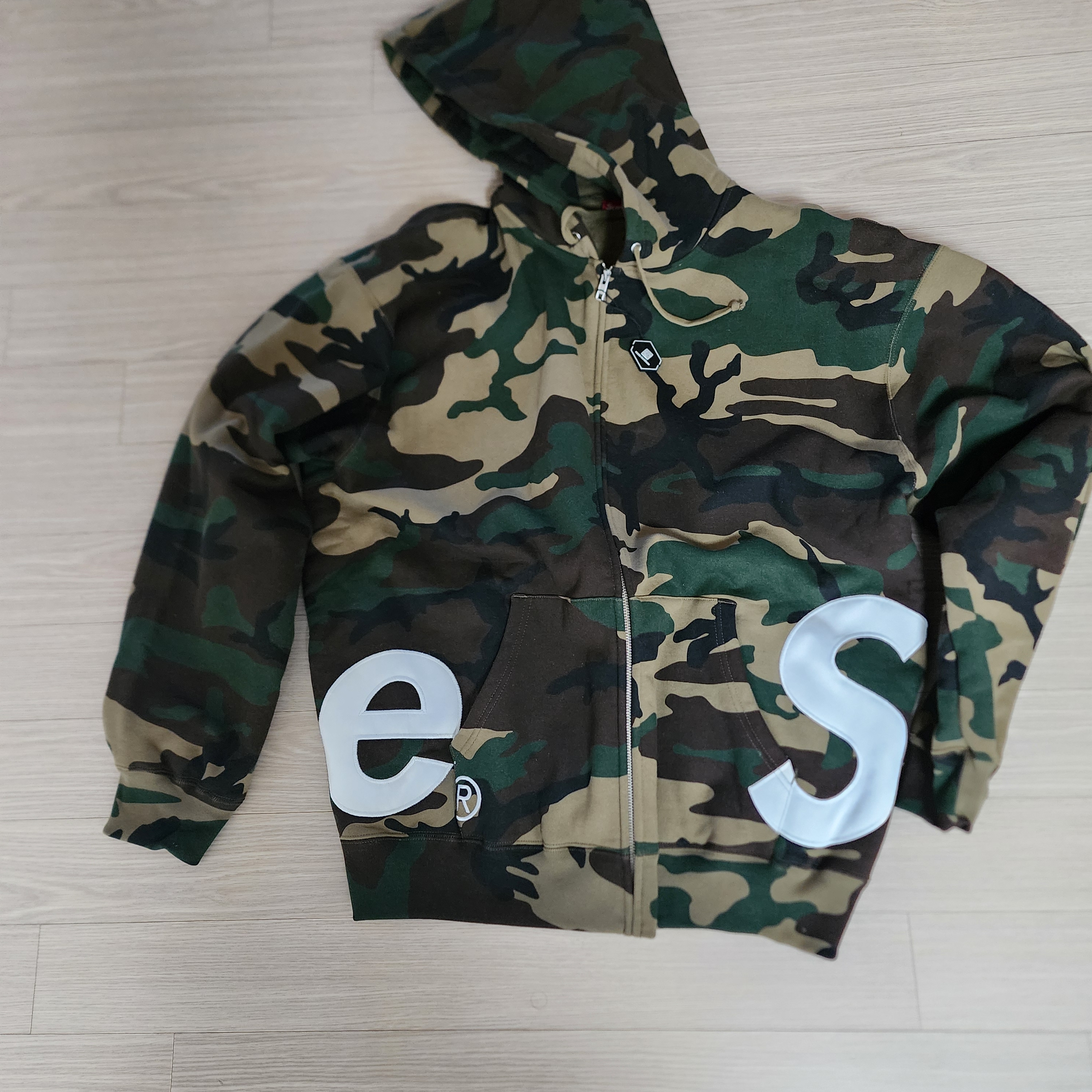 Supreme Big Logo Zip Up Hooded Sweatshirt Woodland Camo - 25SS 착용 스타일 - 2