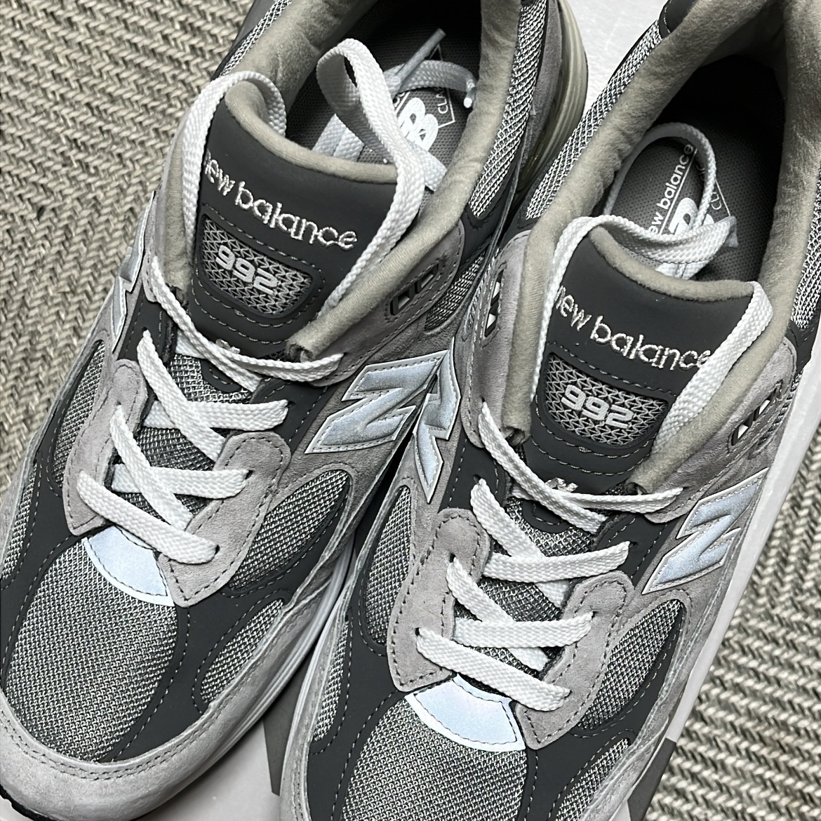 New Balance 992 Made in USA Core Grey Silver Metallic 착용 스타일 - 2