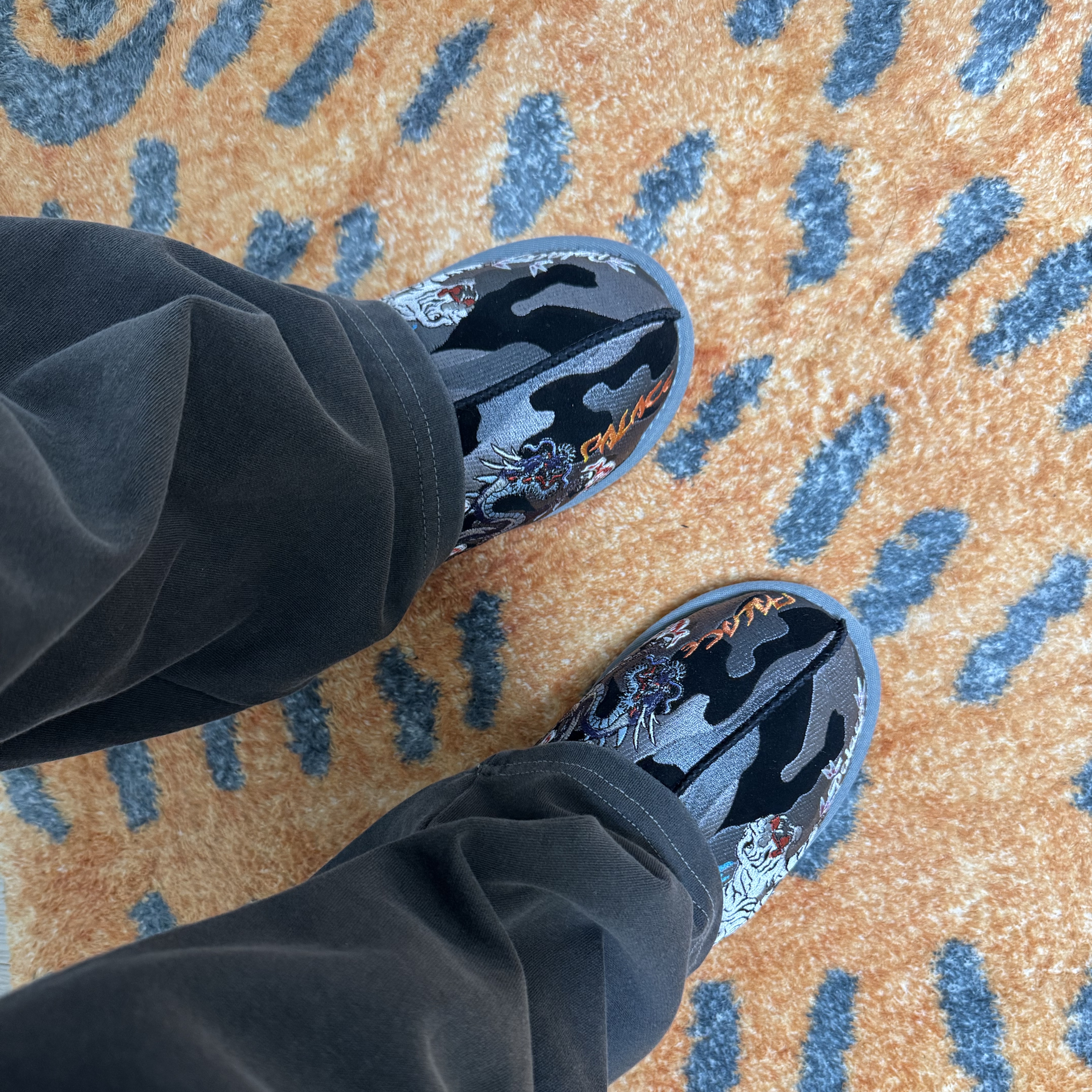 UGG x Palace Tasman Slipper Black Camo 착용 스타일 - 2