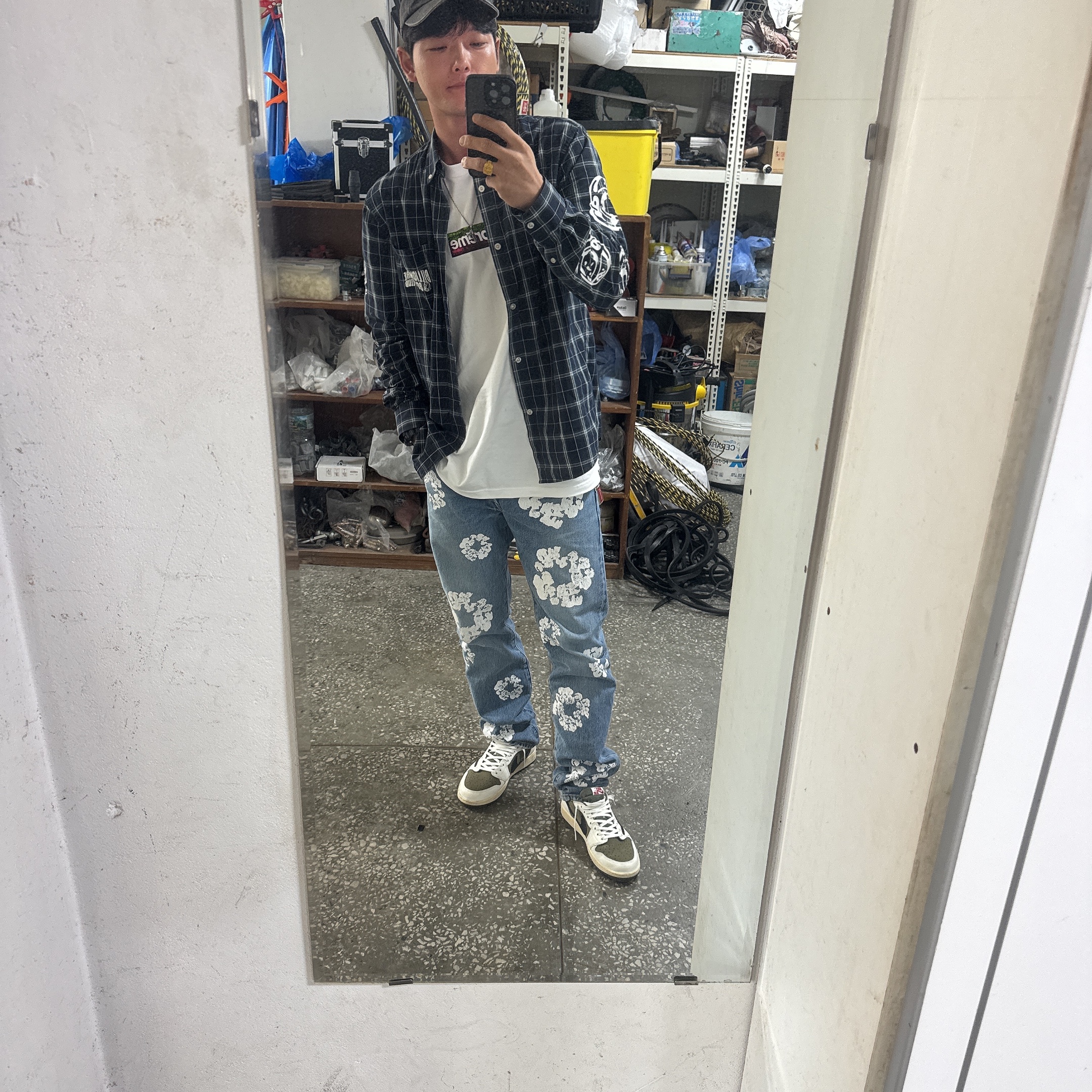 Supreme Los Angeles Fire Relief Box Logo T-Shirt White - 25SS, Jordan 1 x Travis Scott Retro Low OG SP Reverse Olive 착용 스타일 - 2