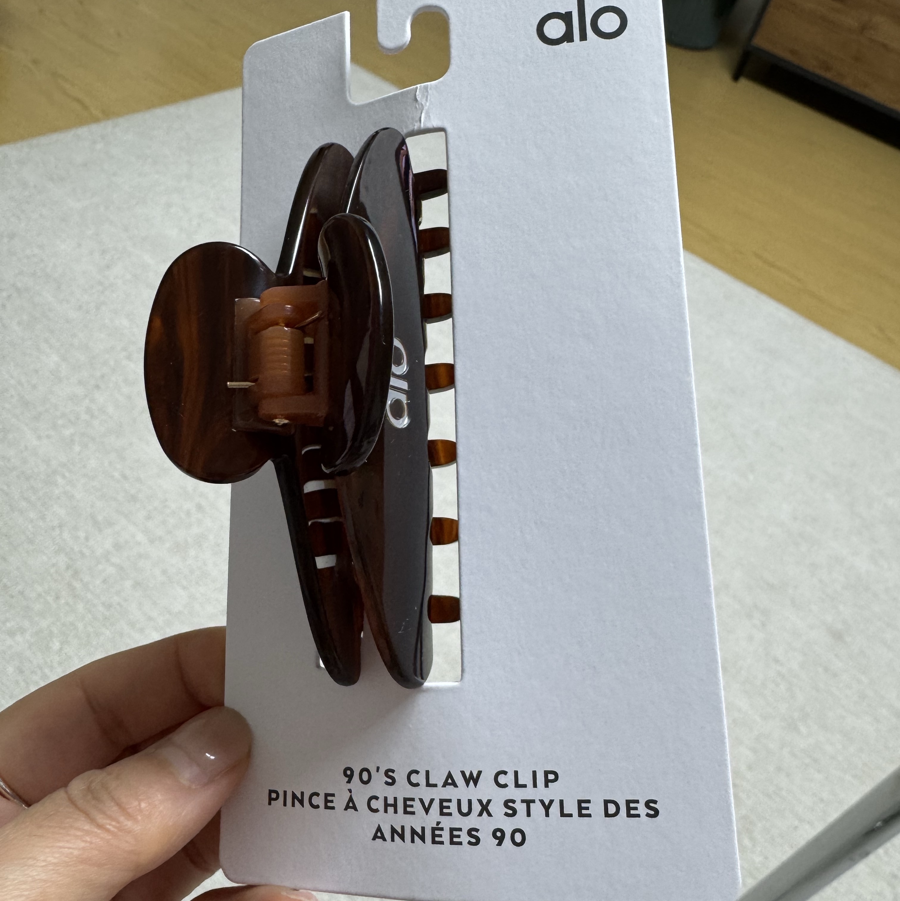(W) Alo Yoga 90's Claw Clip Brown Tortoise 착용 스타일