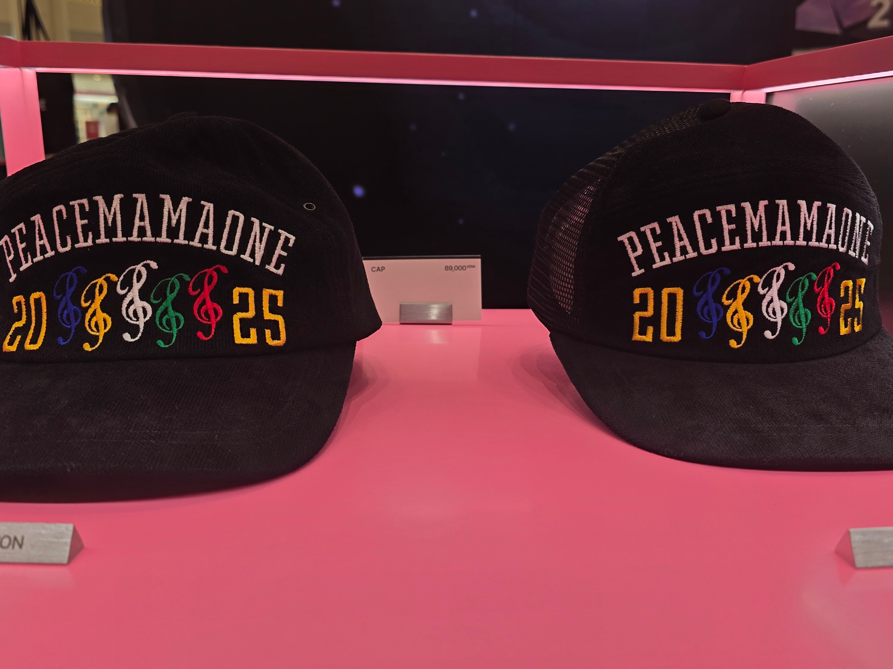 Peaceminusone x 2025 MAMA Awards Peacemamaone Cap Mesh, Peaceminusone x 2025 MAMA Awards Peacemamaone Cap Cotton 착용 스타일 - 2