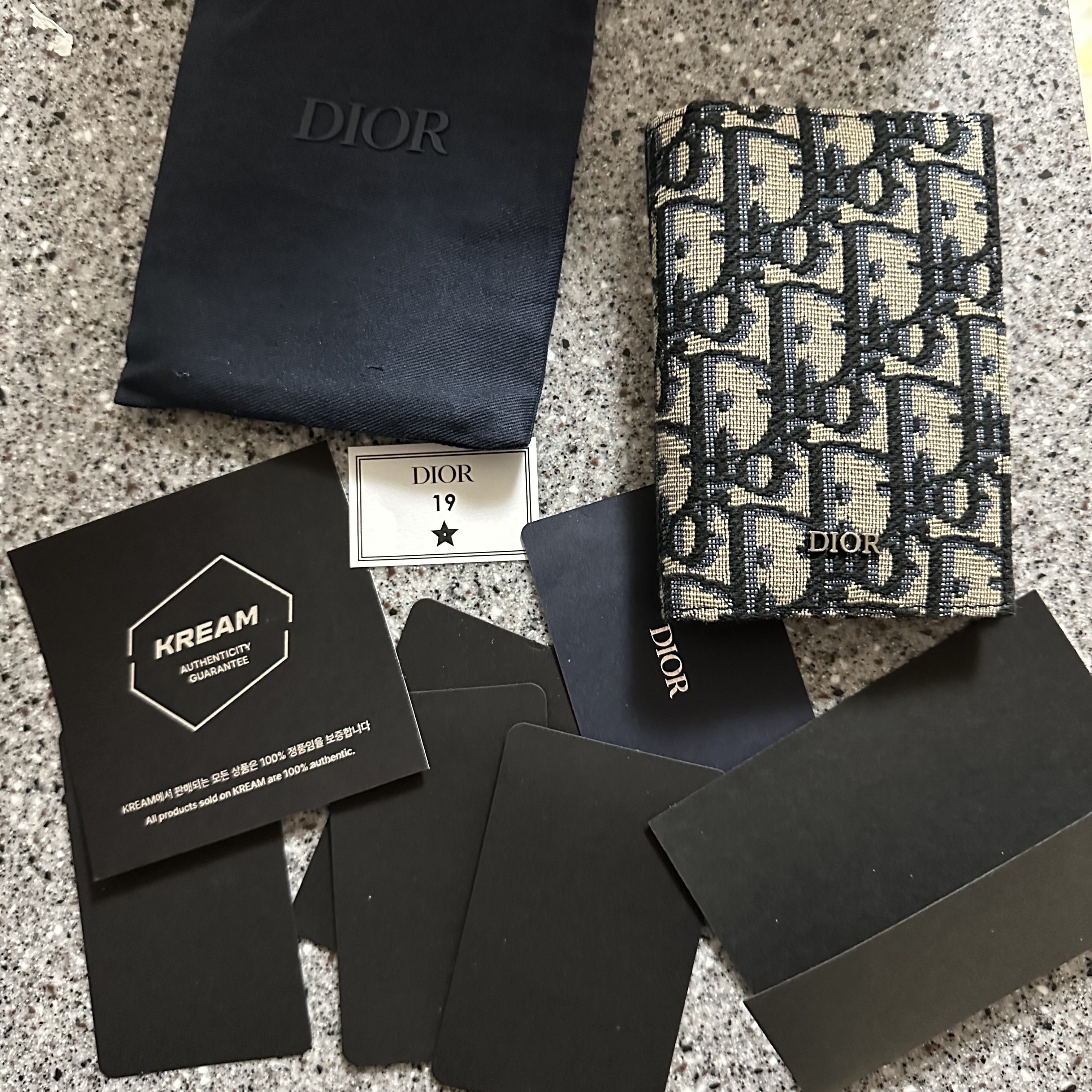 Dior Bi-Fold Card Holder Beige & Black Dior Oblique Jacquard 착용 스타일