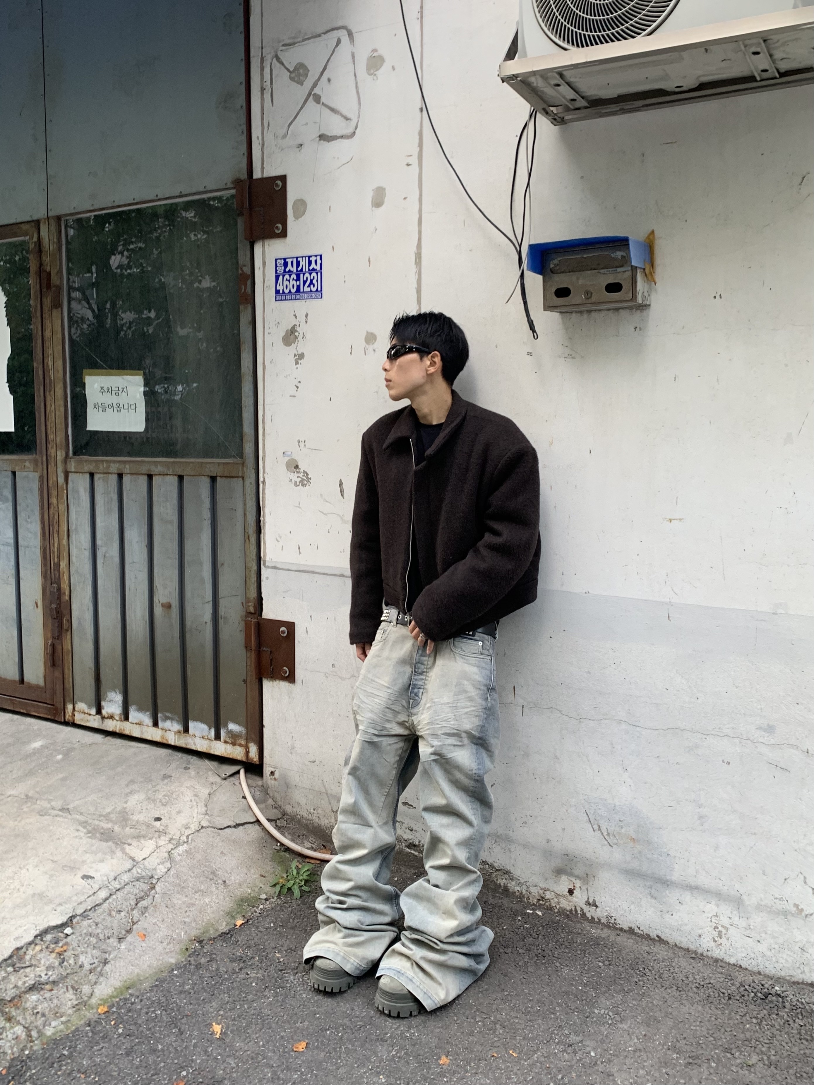Balenciaga Combat Strike 20mm Boot Kaki, Rick Owens Porterville Bolan Bootcut in Sky Stretch Denim 착용 스타일 - 1