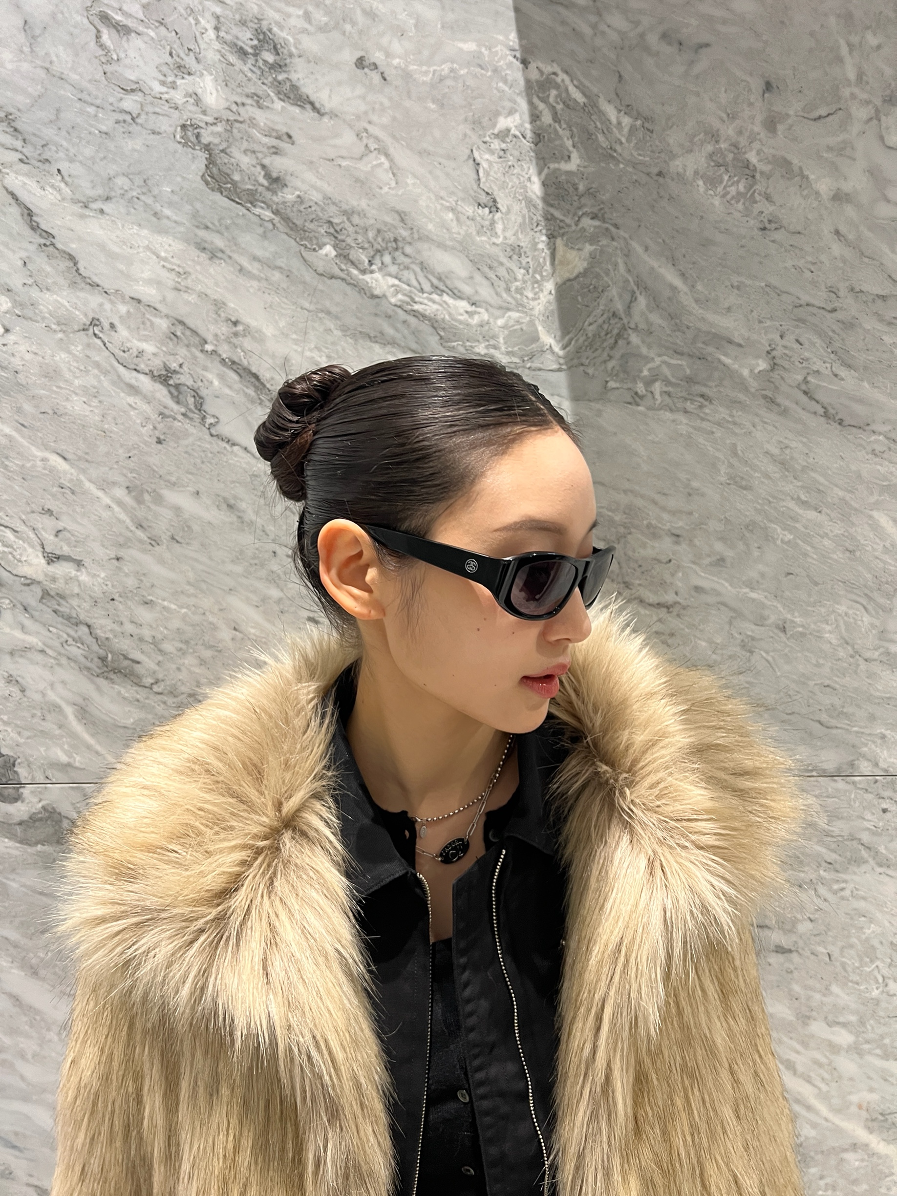 Stussy Landon Sunglasses Black Black Lens 착용 스타일