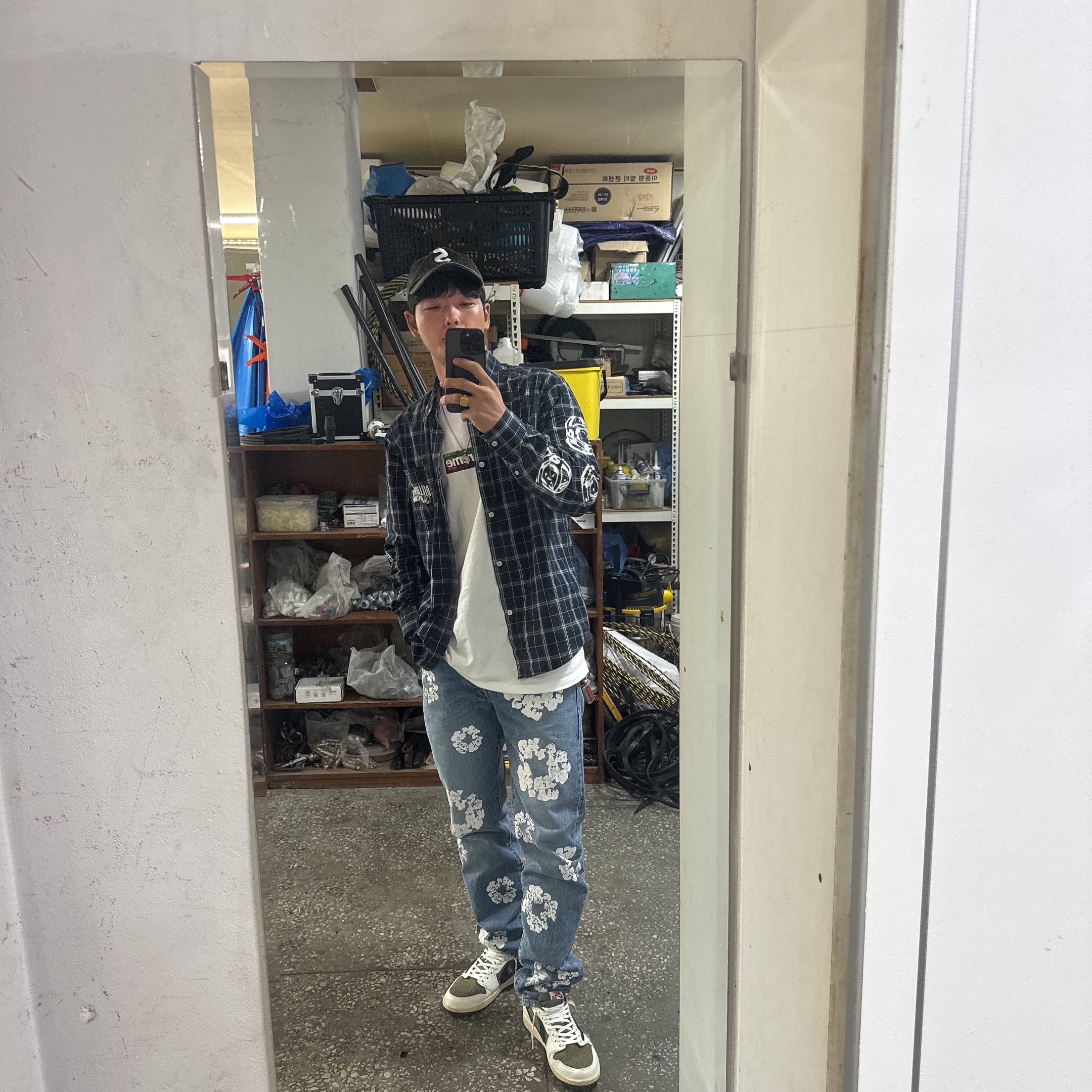 Supreme Los Angeles Fire Relief Box Logo T-Shirt White - 25SS, Jordan 1 x Travis Scott Retro Low OG SP Reverse Olive 착용 스타일 - 1