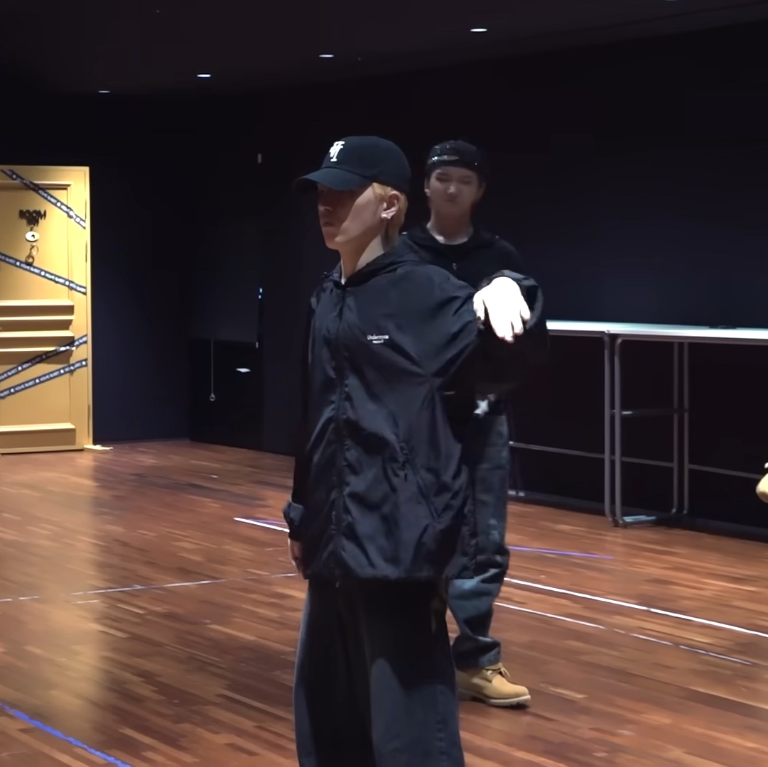 Undermycar Mu.105 Anti Fxxking Logo Play Regular Fit Nylon Windbreaker Black, Undermycar Mu.105 Anti Fxxking Logo Play Regular Fit Nylon Windbreaker Gray 착용 스타일 - 3