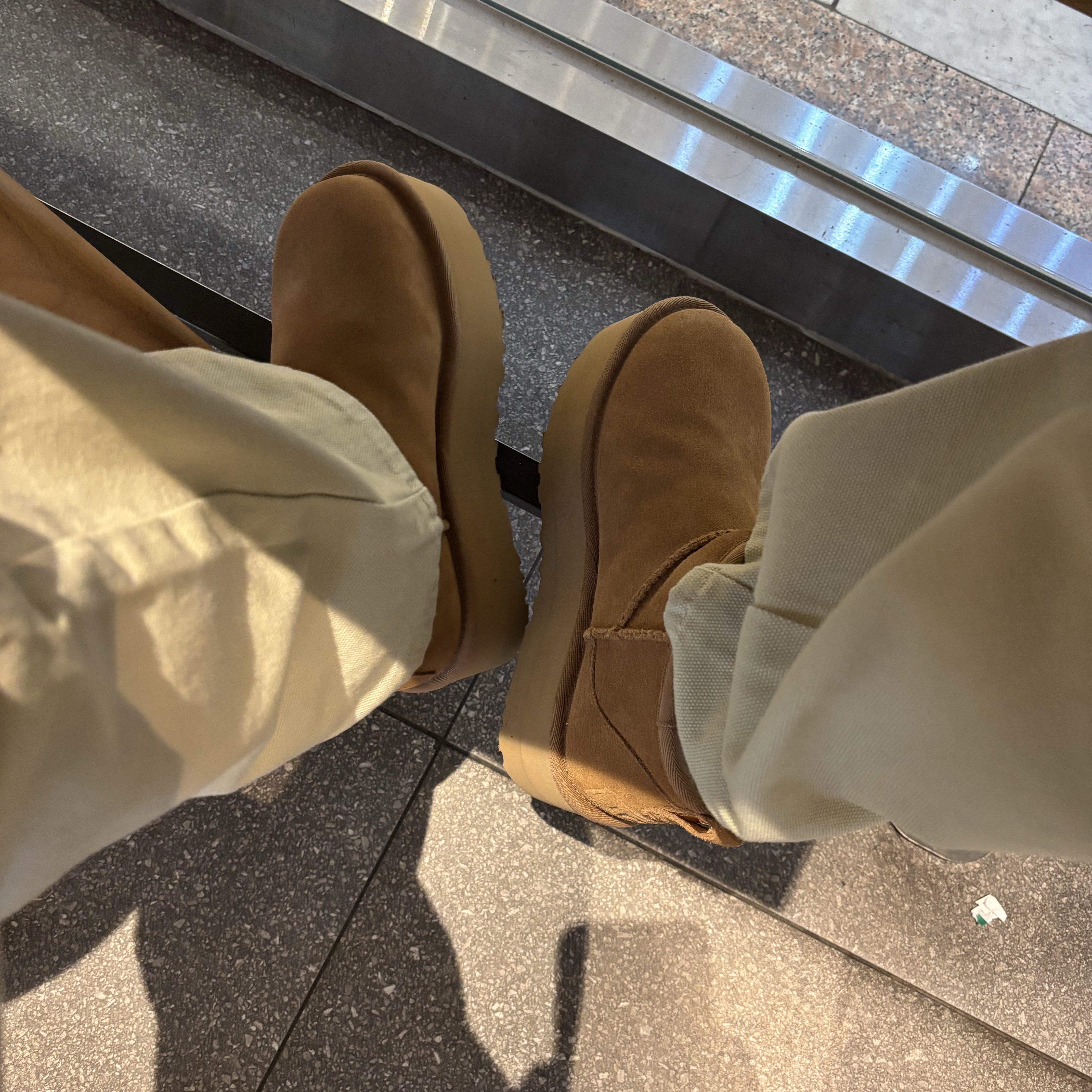 (W) UGG Classic Ultra Mini Platform Boots Chestnut 착용 스타일 - 2