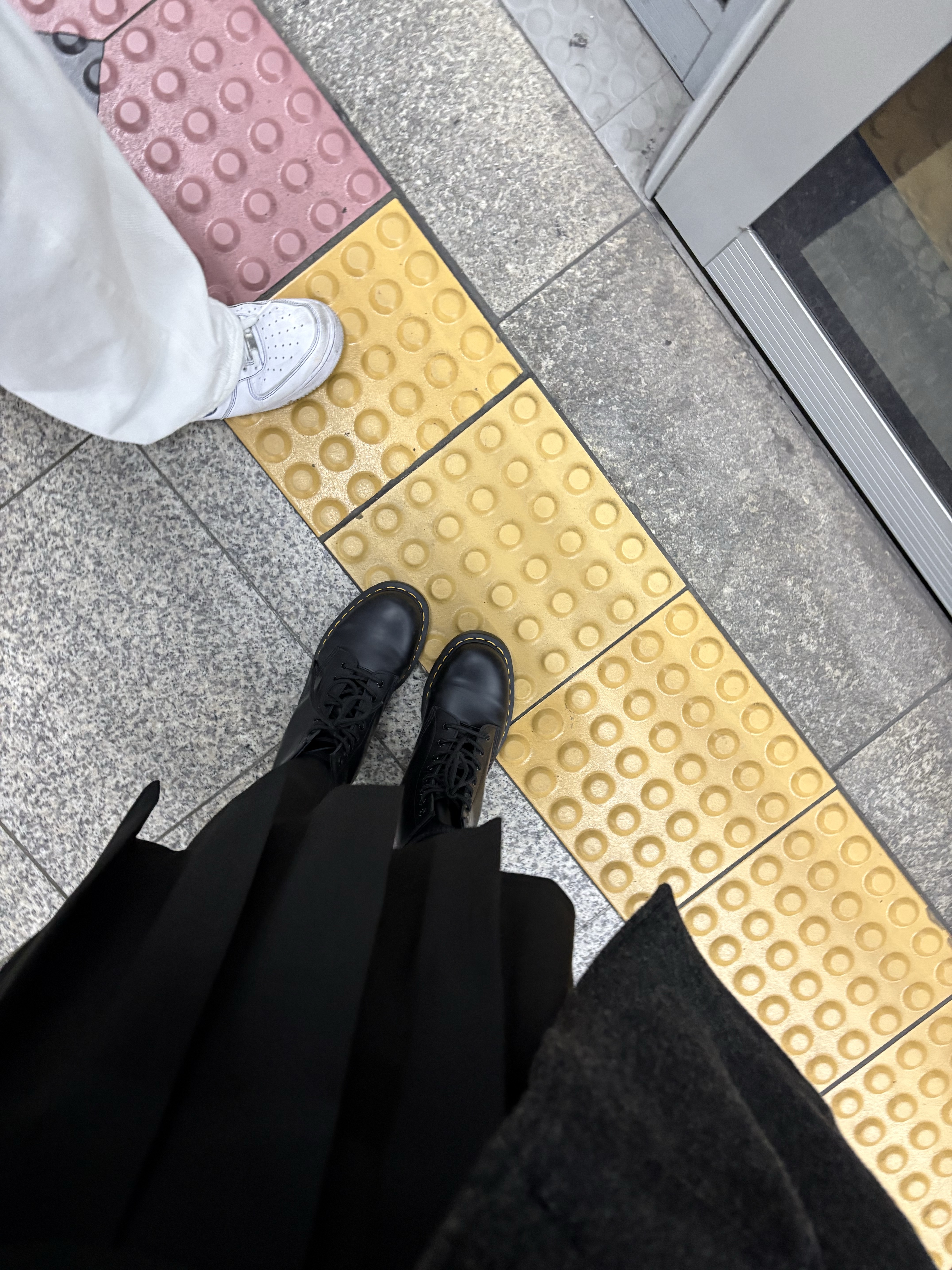 Hanwha Eagles x KUMDORI Uniform Yellow (Non Marking Ver.), Dr. Martens 1460 Smooth Boots Black 착용 스타일 - 3