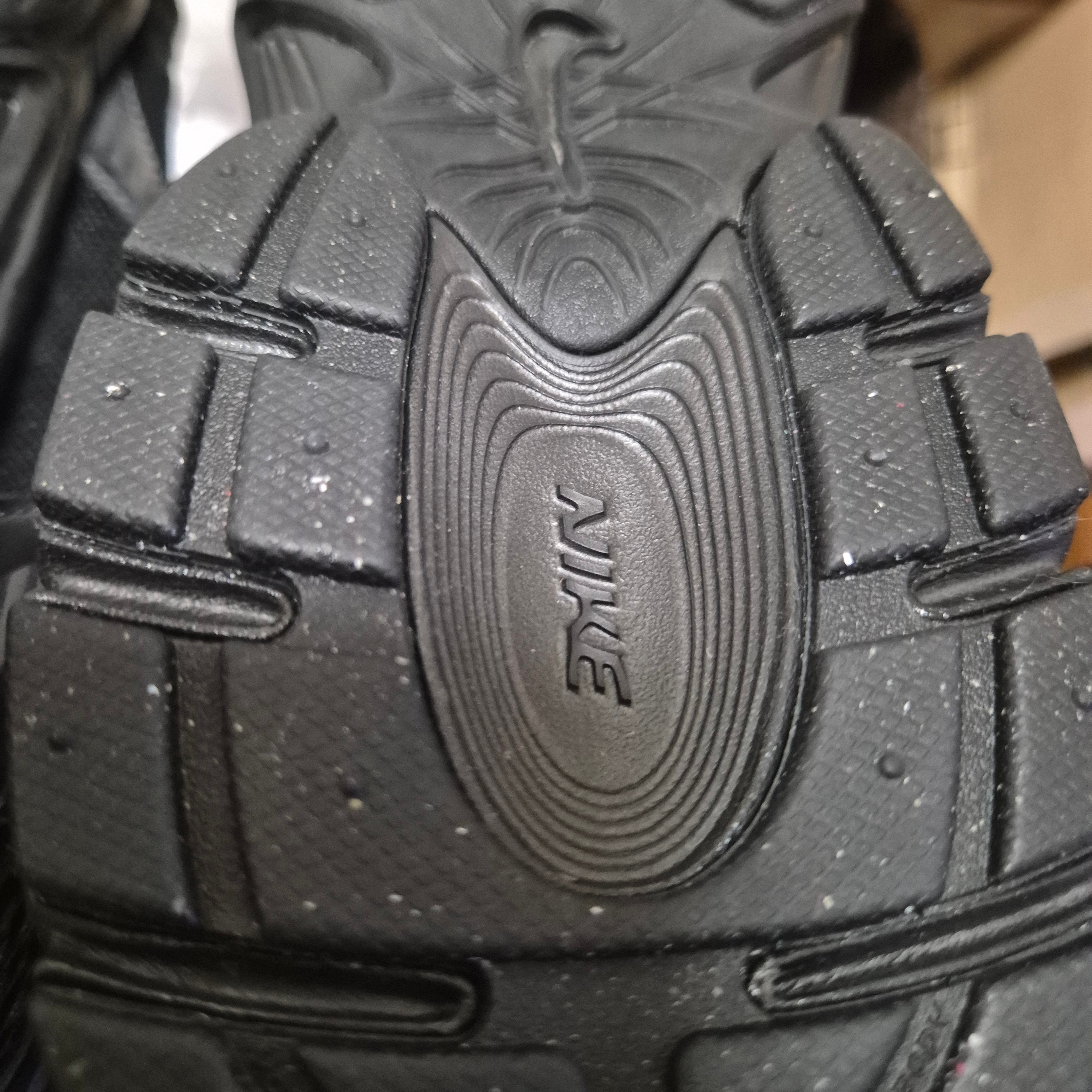 Nike V5 RNR Black Anthracite 착용 스타일 - 2