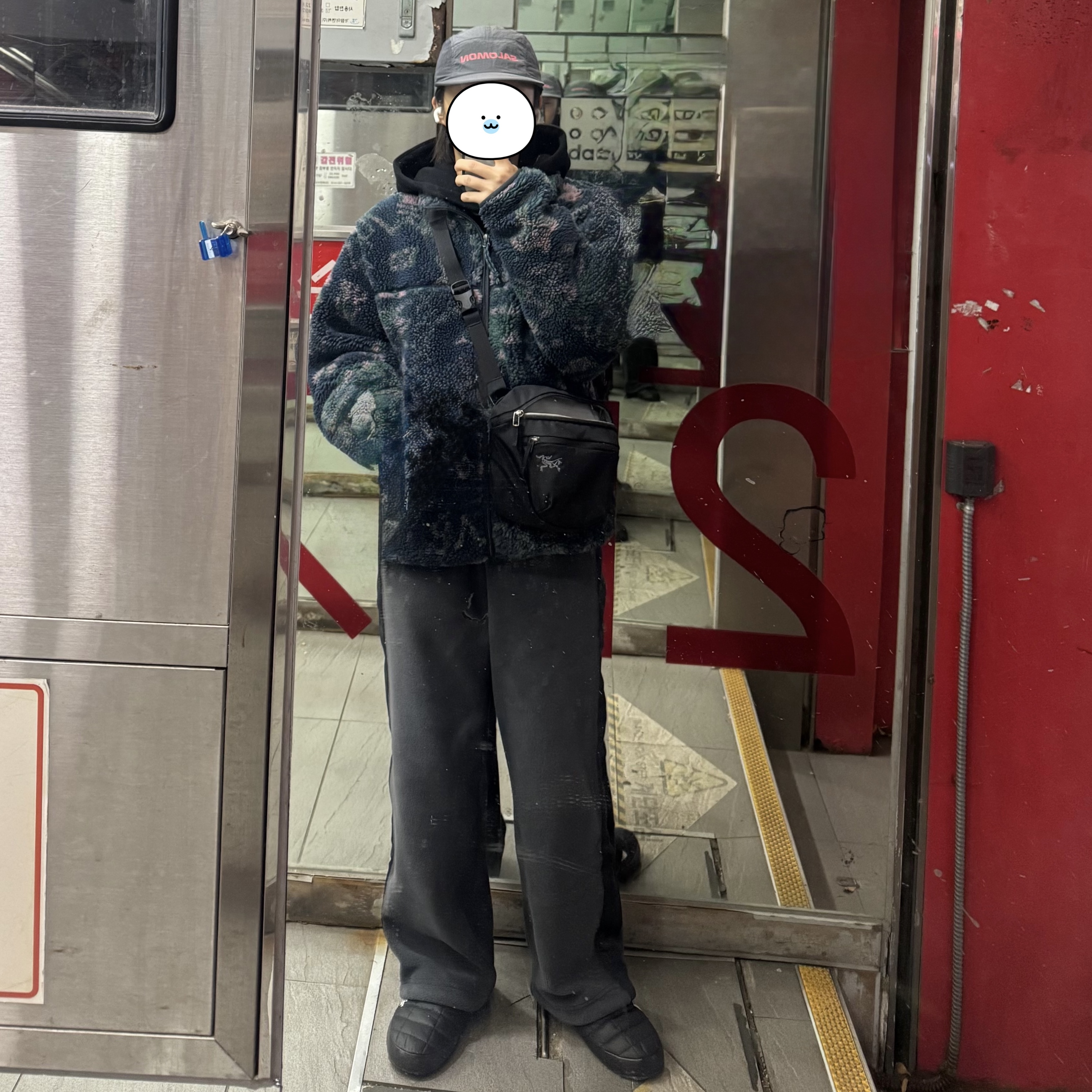 Salomon Primary Ripstop Camp Cap Shark Grey, Uniqlo x Needles Fleece Wide Pants Dark Gray - KR 착용 스타일 - 1