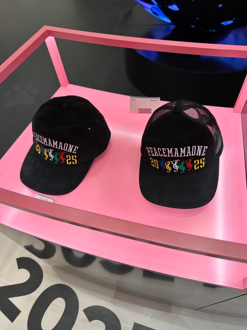 Peaceminusone x 2025 MAMA Awards Peacemamaone Cap Mesh, Peaceminusone x 2025 MAMA Awards Peacemamaone Cap Cotton 착용 스타일 - 2