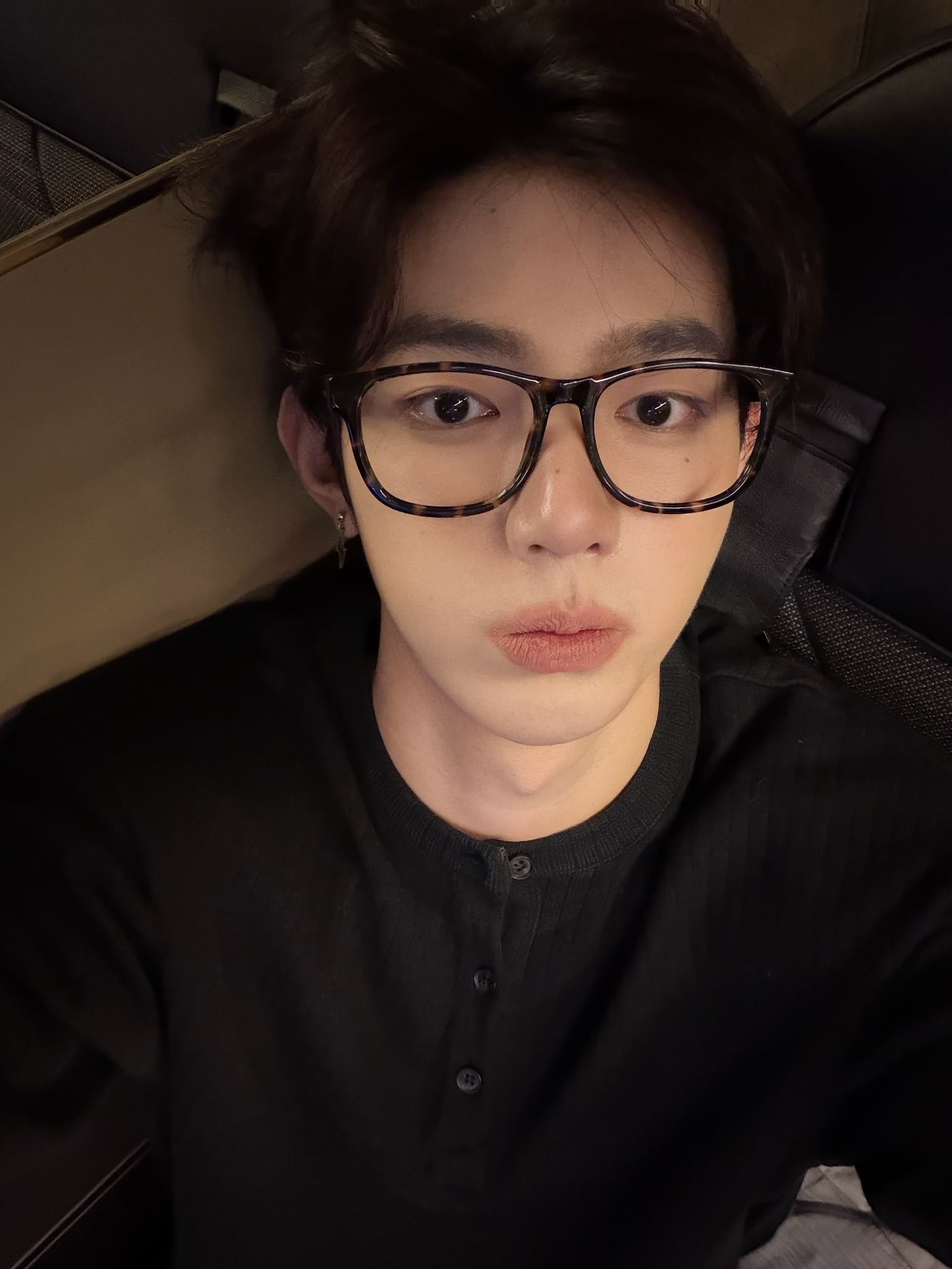 Nonnod Finger Hole Henry Neck T-Shirt Black, Nonnod Finger Hole Henry Neck T-Shirt Grey 착용 스타일 - 1