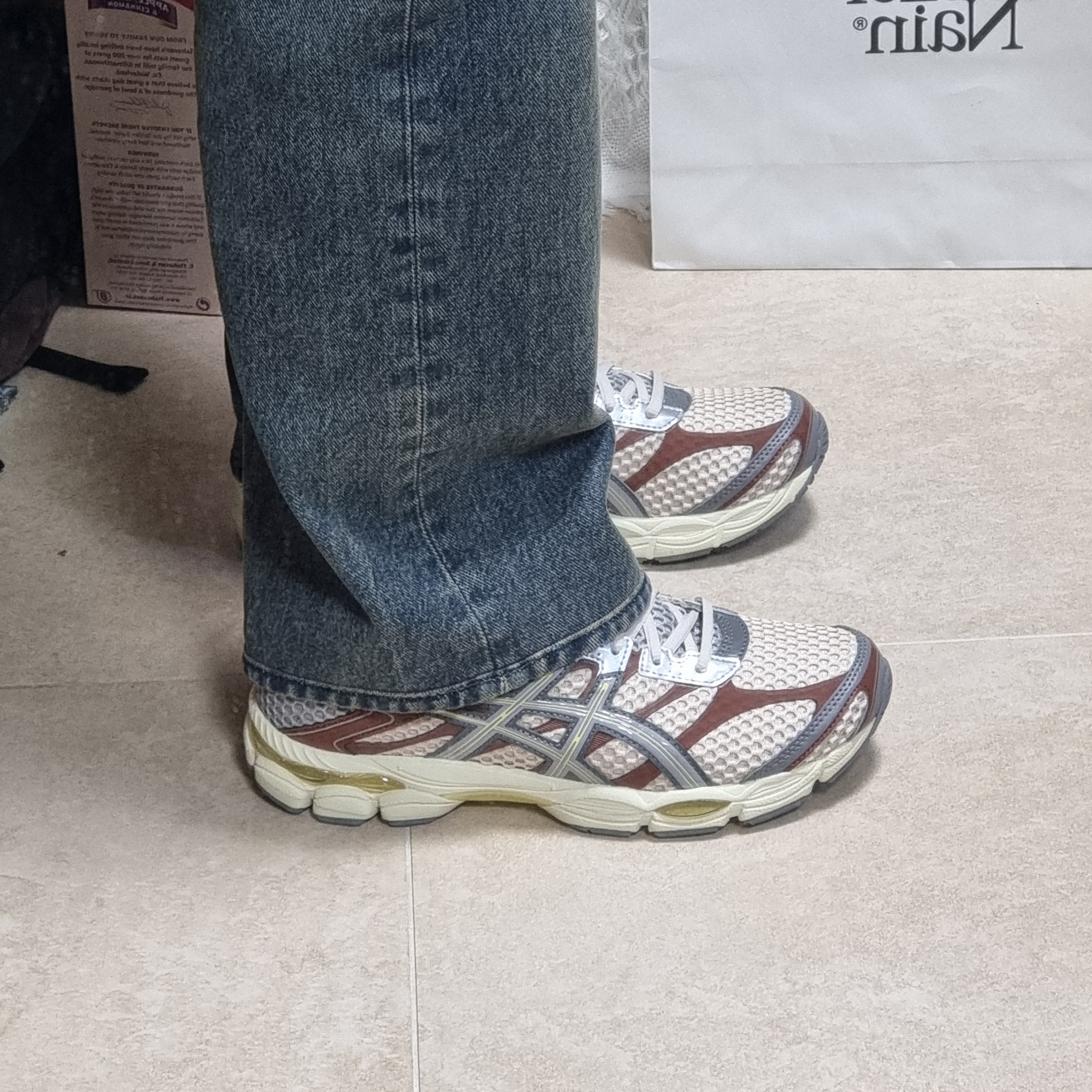 Asics x Emmi Gel-Cumulus 16 Beige Grey 착용 스타일 - 3