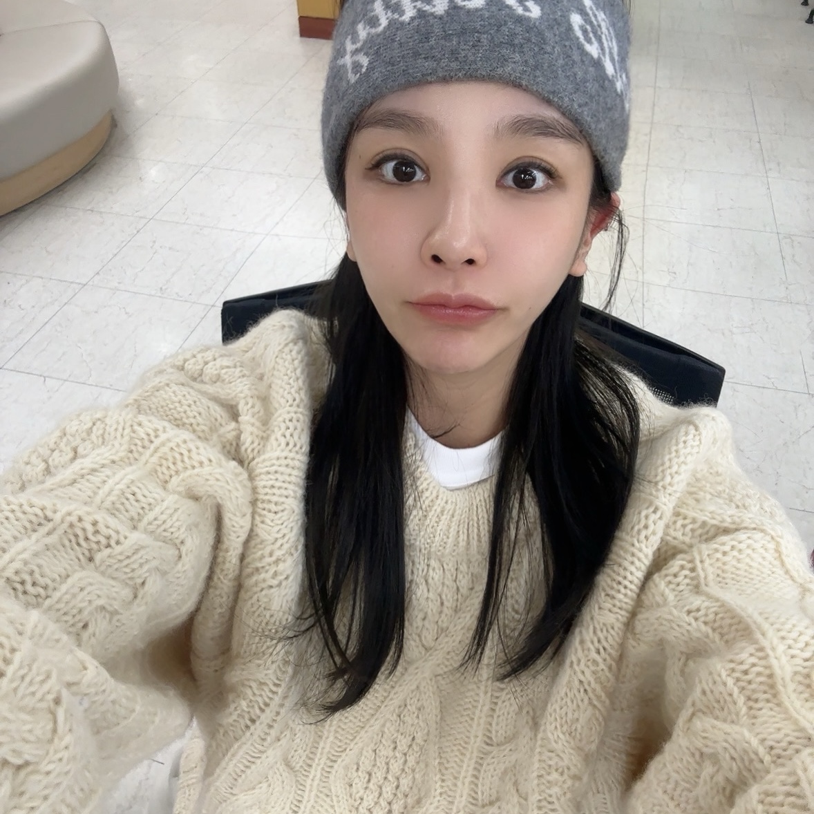 Farven x Hello Kitty Logo Headband_Grey 착용 스타일