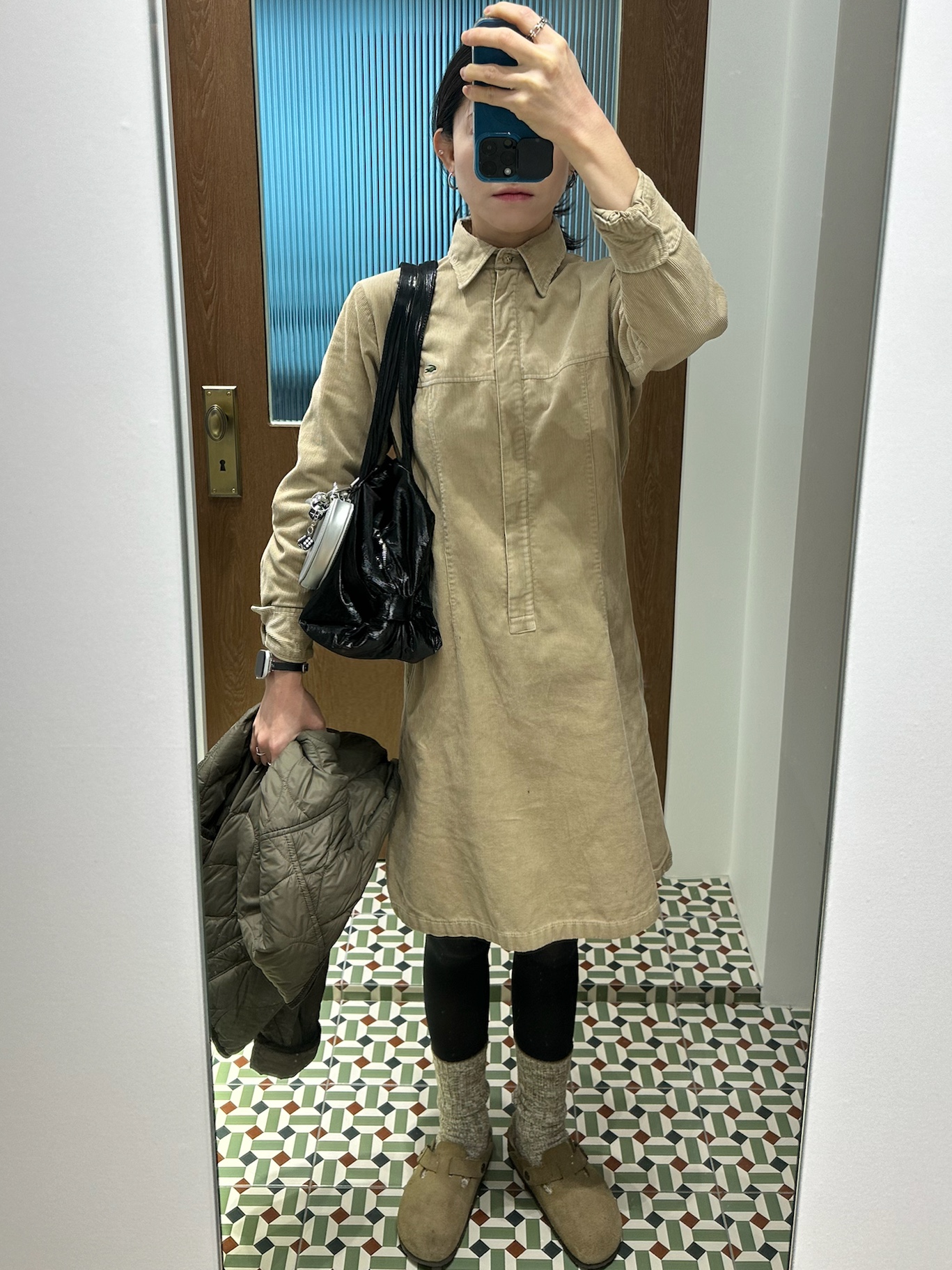 Repetto Medium Glide Duffle Bag Black, Birkenstock Boston Soft Footbed Taupe - Regular 착용 스타일 - 3
