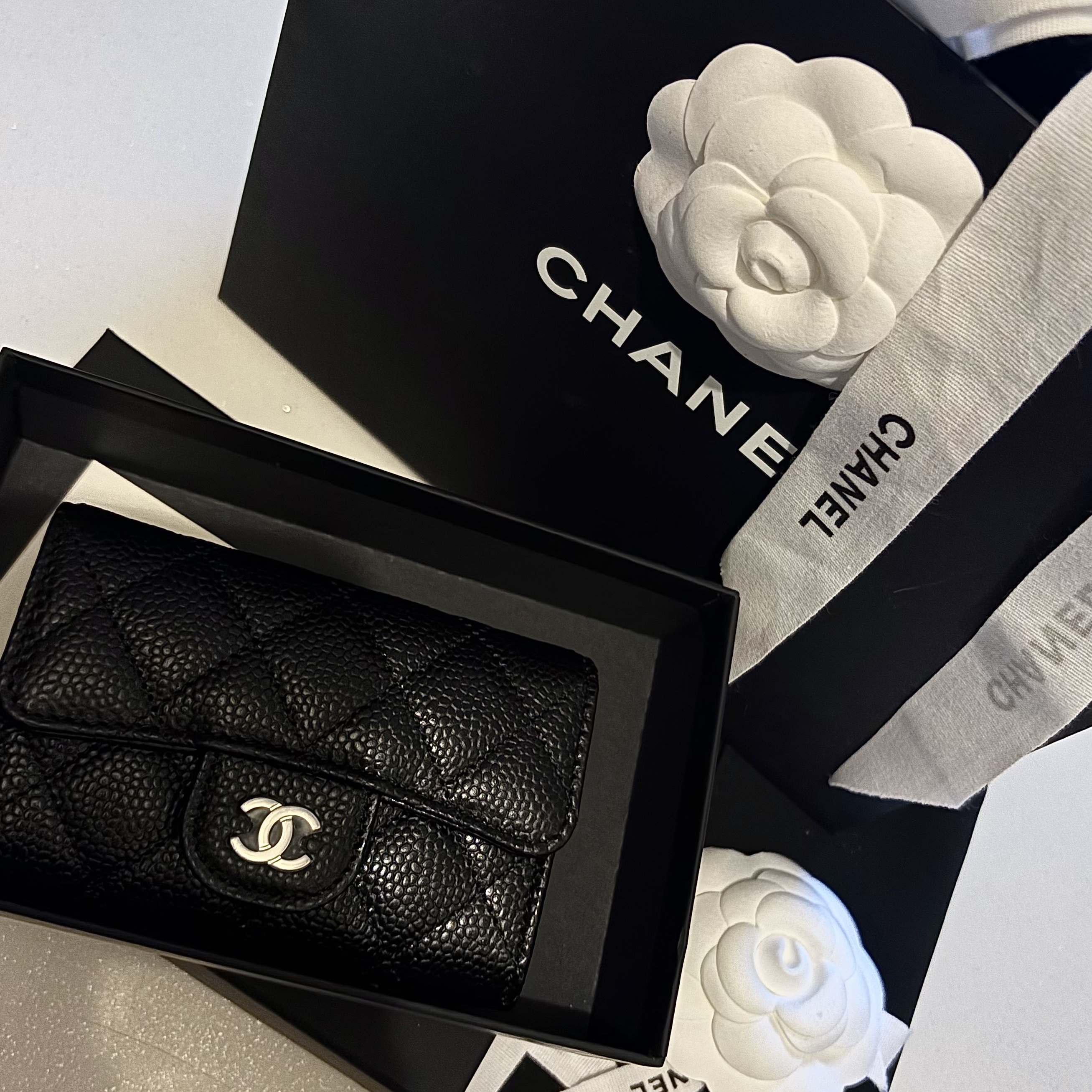 Chanel Classic Card Holder Grained Calfskin & Silver Black 착용 스타일
