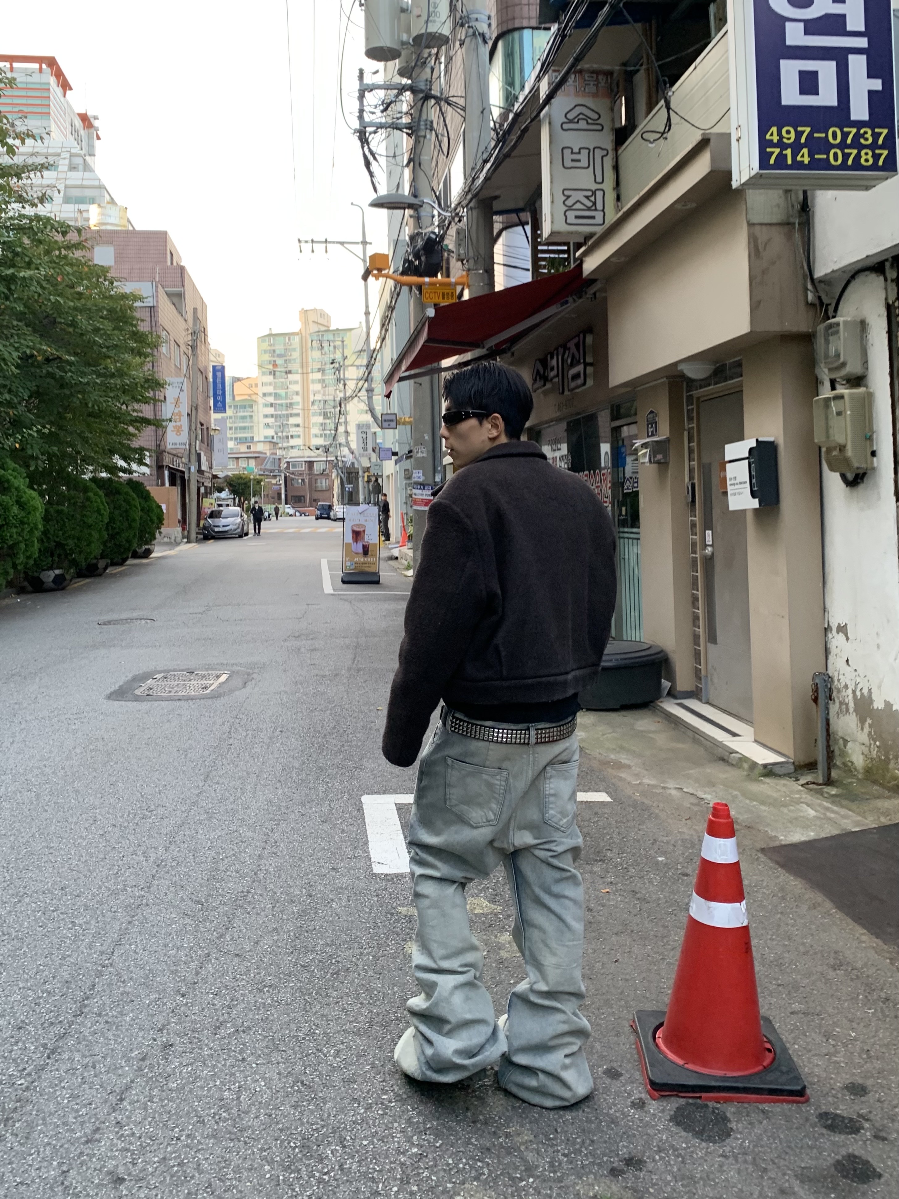 Balenciaga Combat Strike 20mm Boot Kaki, Rick Owens Porterville Bolan Bootcut in Sky Stretch Denim 착용 스타일 - 2