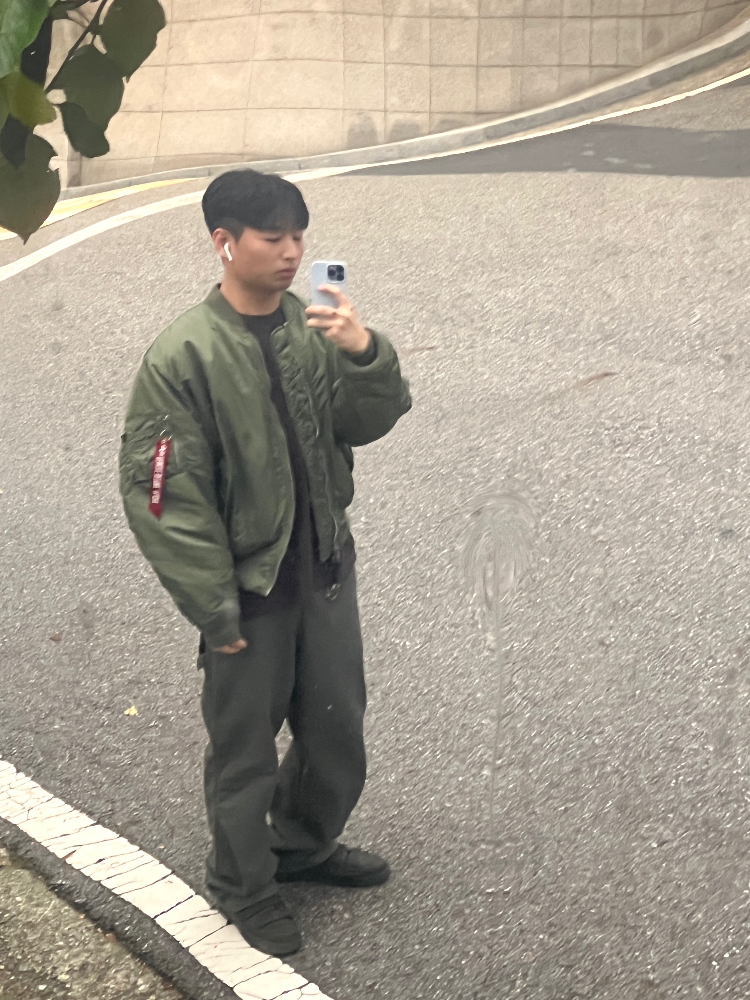 Nike x Billie Eilish Air Force 1 High '07 SP Sequoia 착용 스타일 - 2