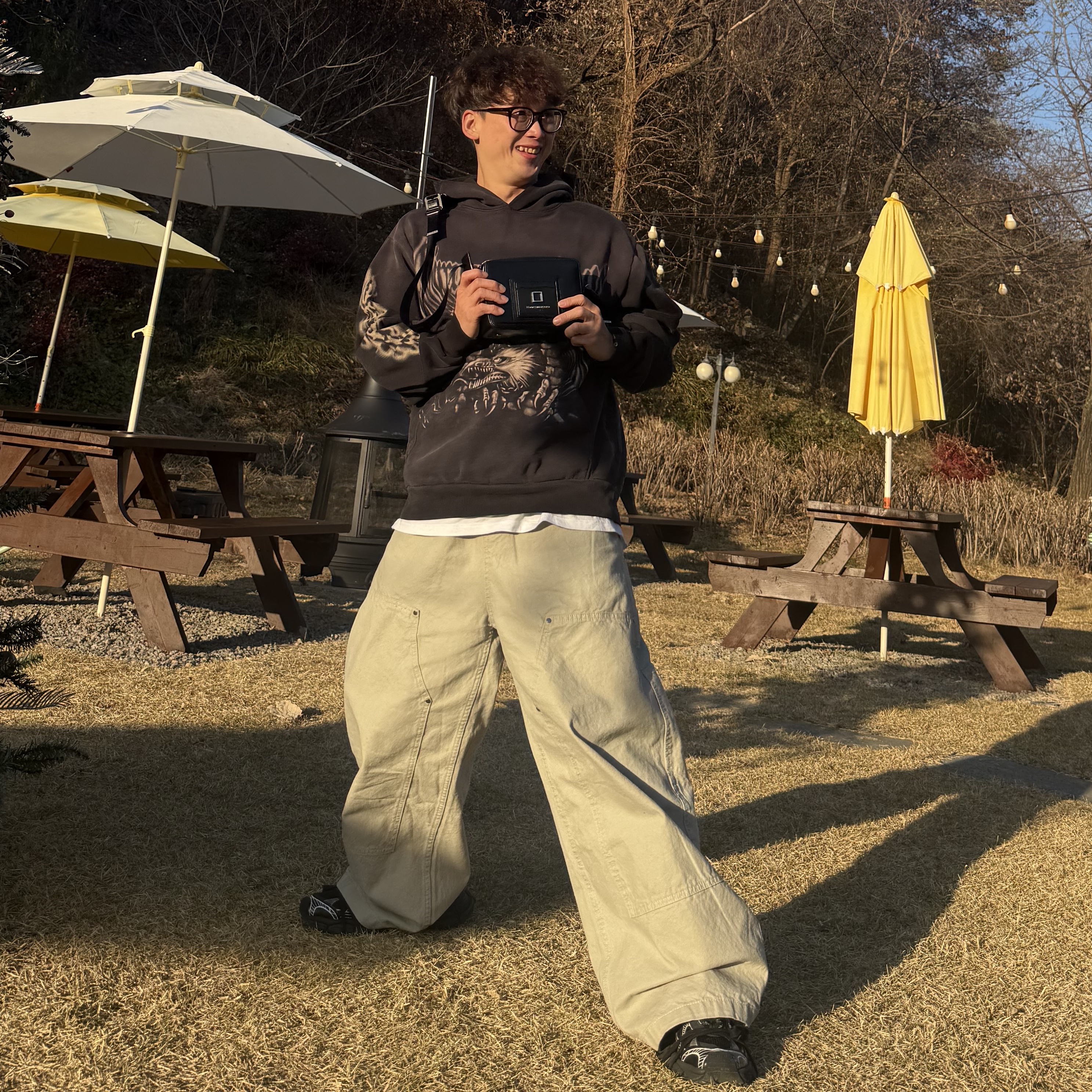 Travis Scott Circus Maximus Stadium Tour 25 Spray Hoodie Black, Wooyoungmi Square Mini Bag Black 착용 스타일 - 2