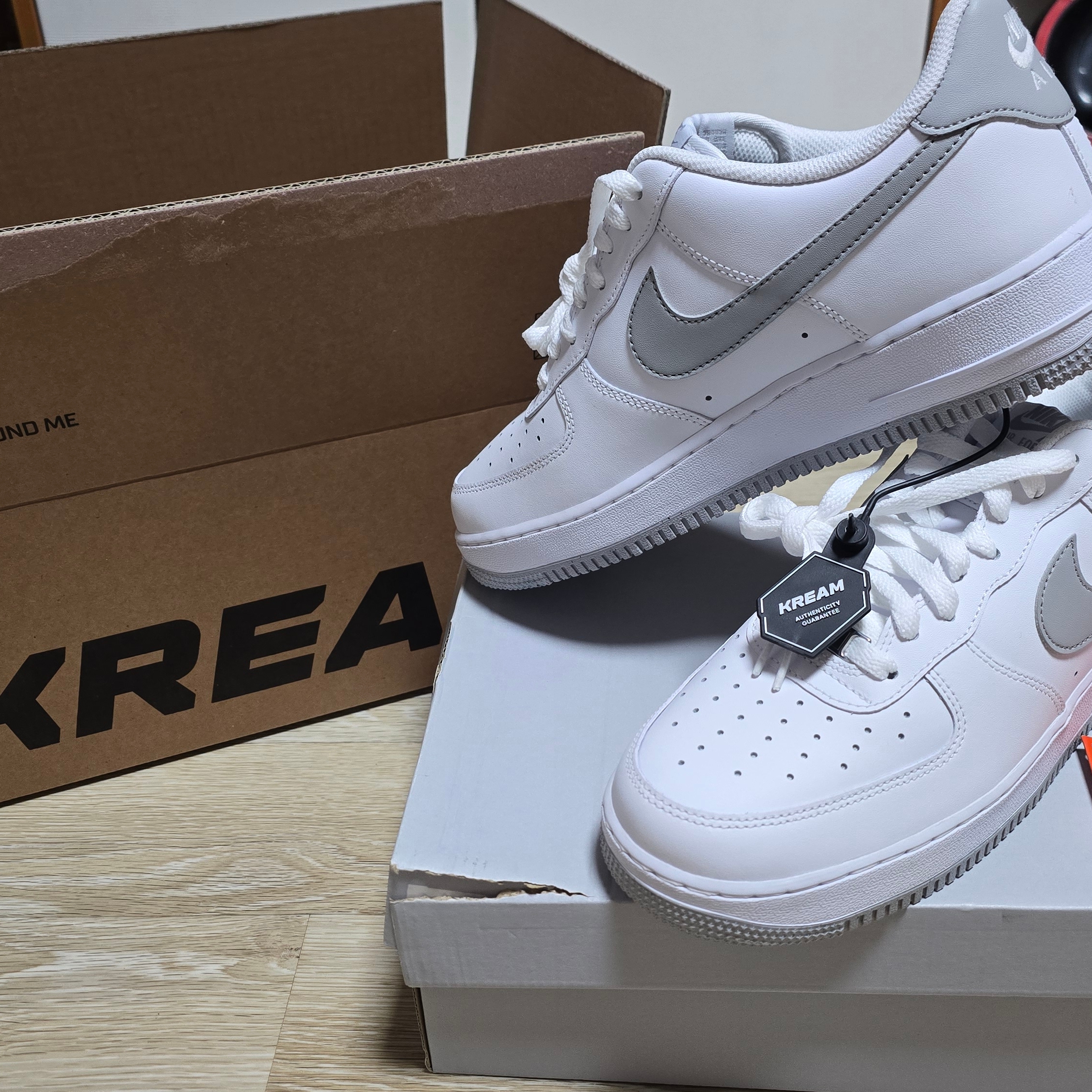 Nike Air Force 1 '07 White Light Smoke Grey 착용 스타일 - 1