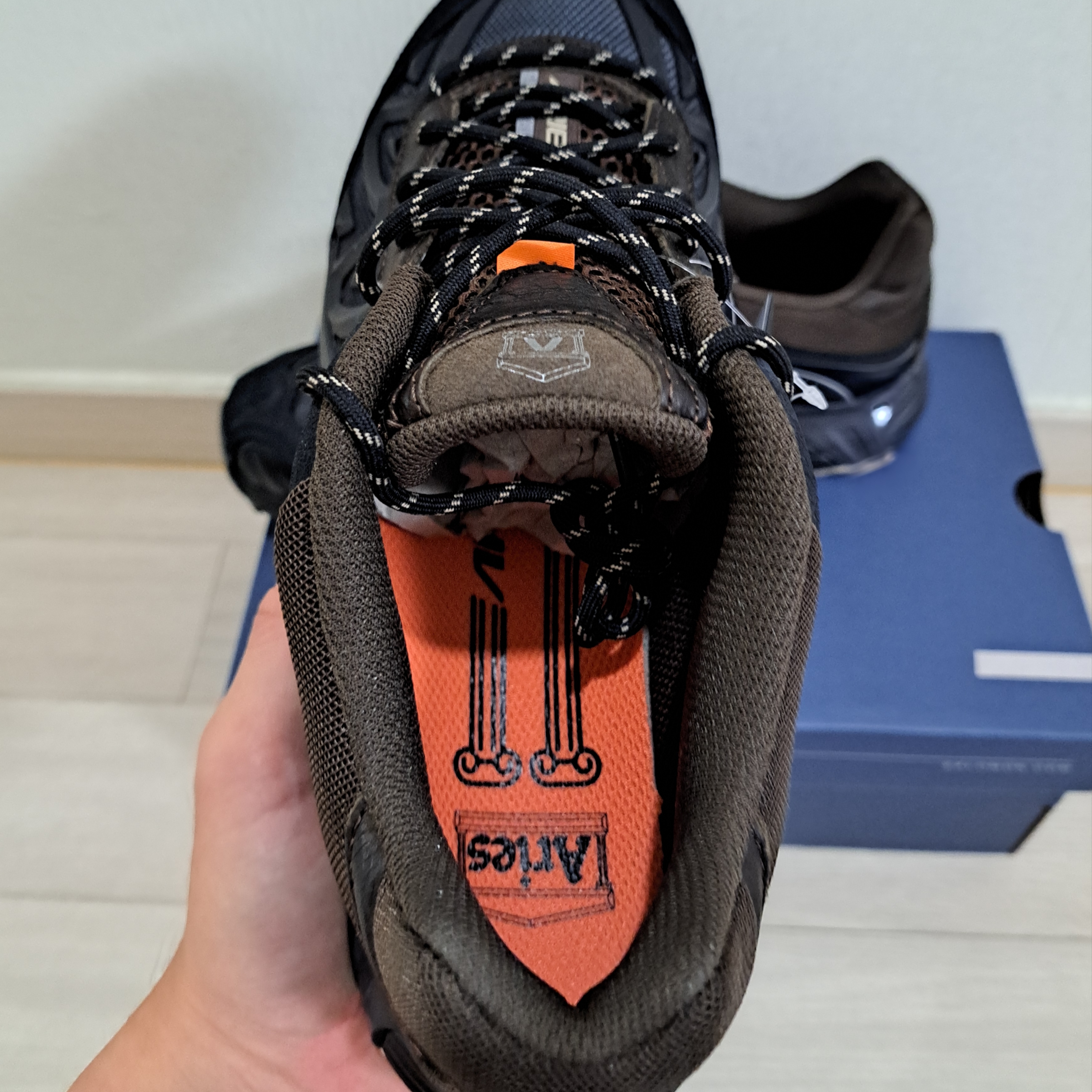 Salomon x Aries XT-Whisper Black Earth Brown 착용 스타일 - 2