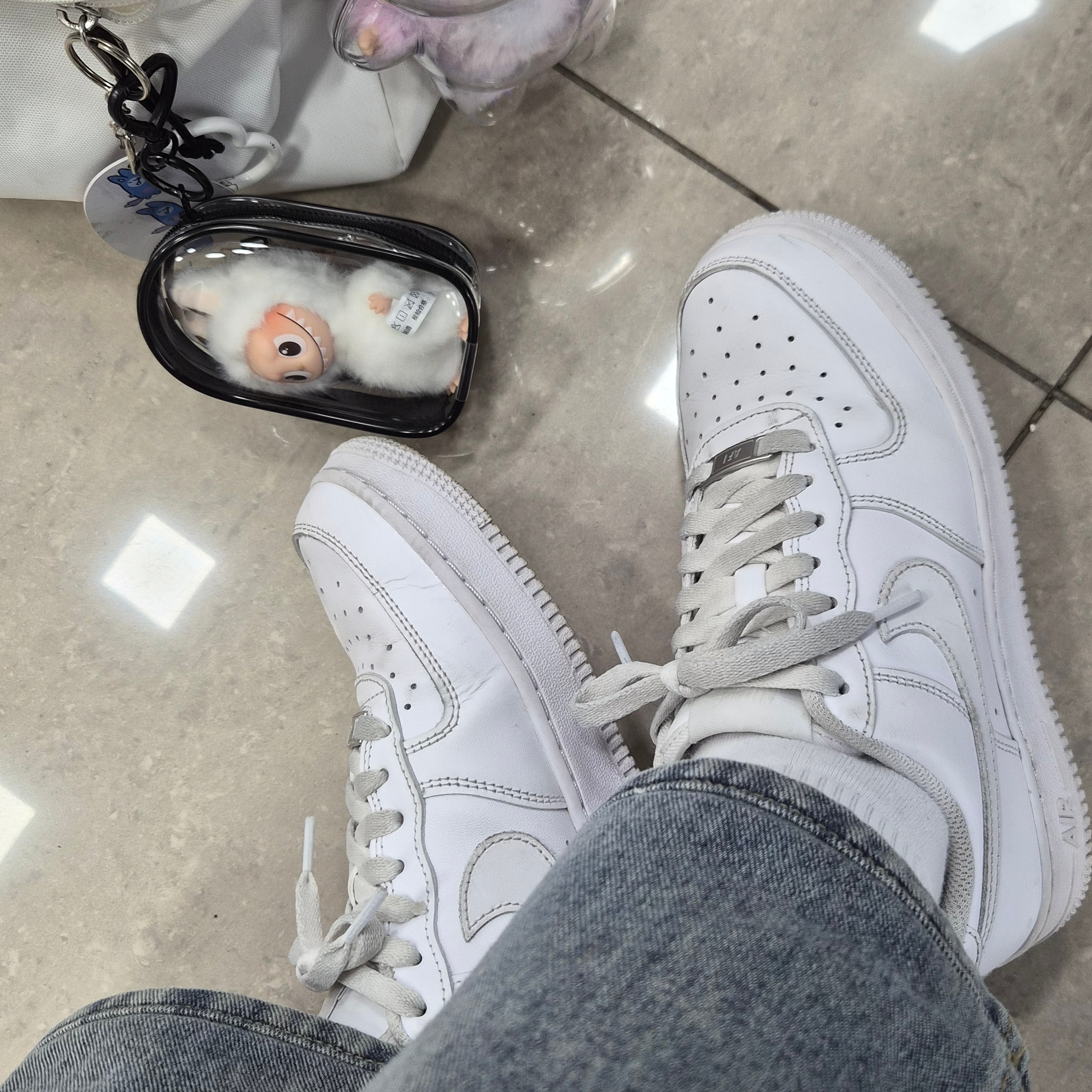 Nike Air Force 1 '07 Low White, Pop Mart Labubu The Monsters Pin For Love Series Vinyl Plush Pendant (A-M) H (Opened Case) 착용 스타일 - 1