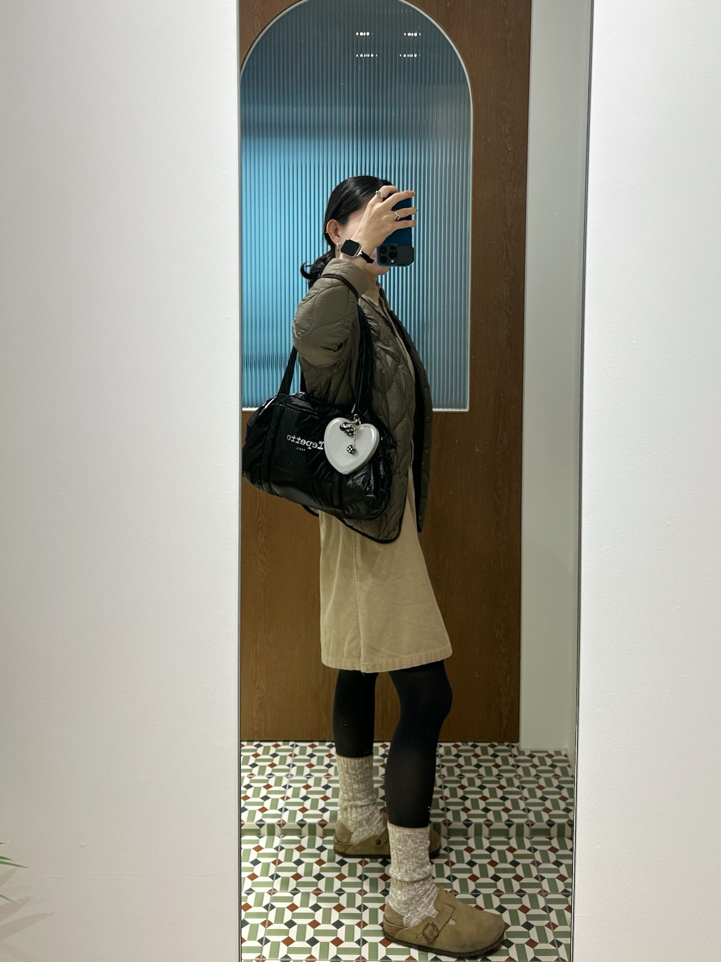Repetto Medium Glide Duffle Bag Black, Birkenstock Boston Soft Footbed Taupe - Regular 착용 스타일 - 2